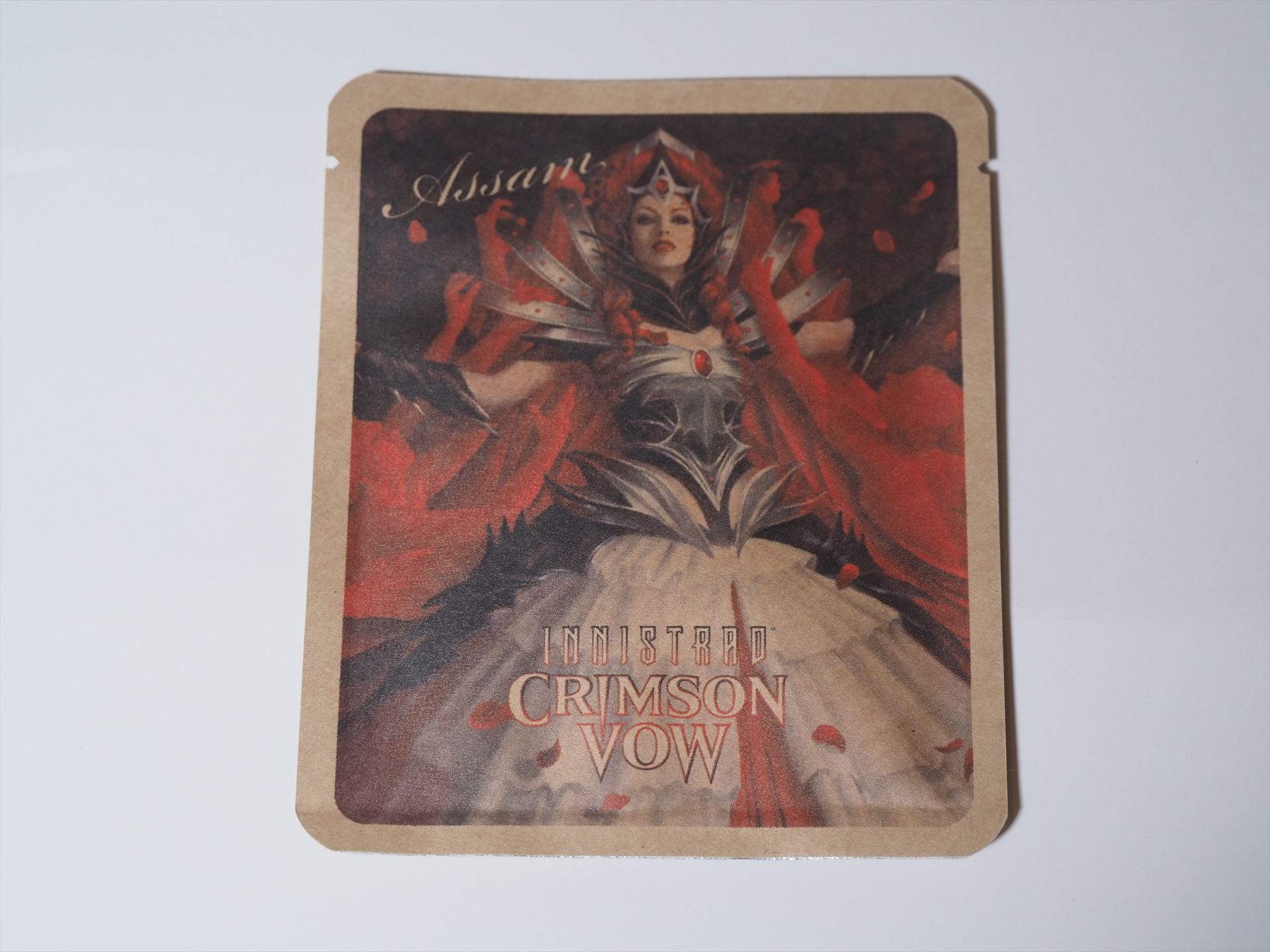 イニストラードの吸血鬼の四大血統の一つ、ヴォルダーレン家の始祖「オリヴィア・ヴォルダーレン」が描かれたパッケージには、アッサムのティーバッグが入っている