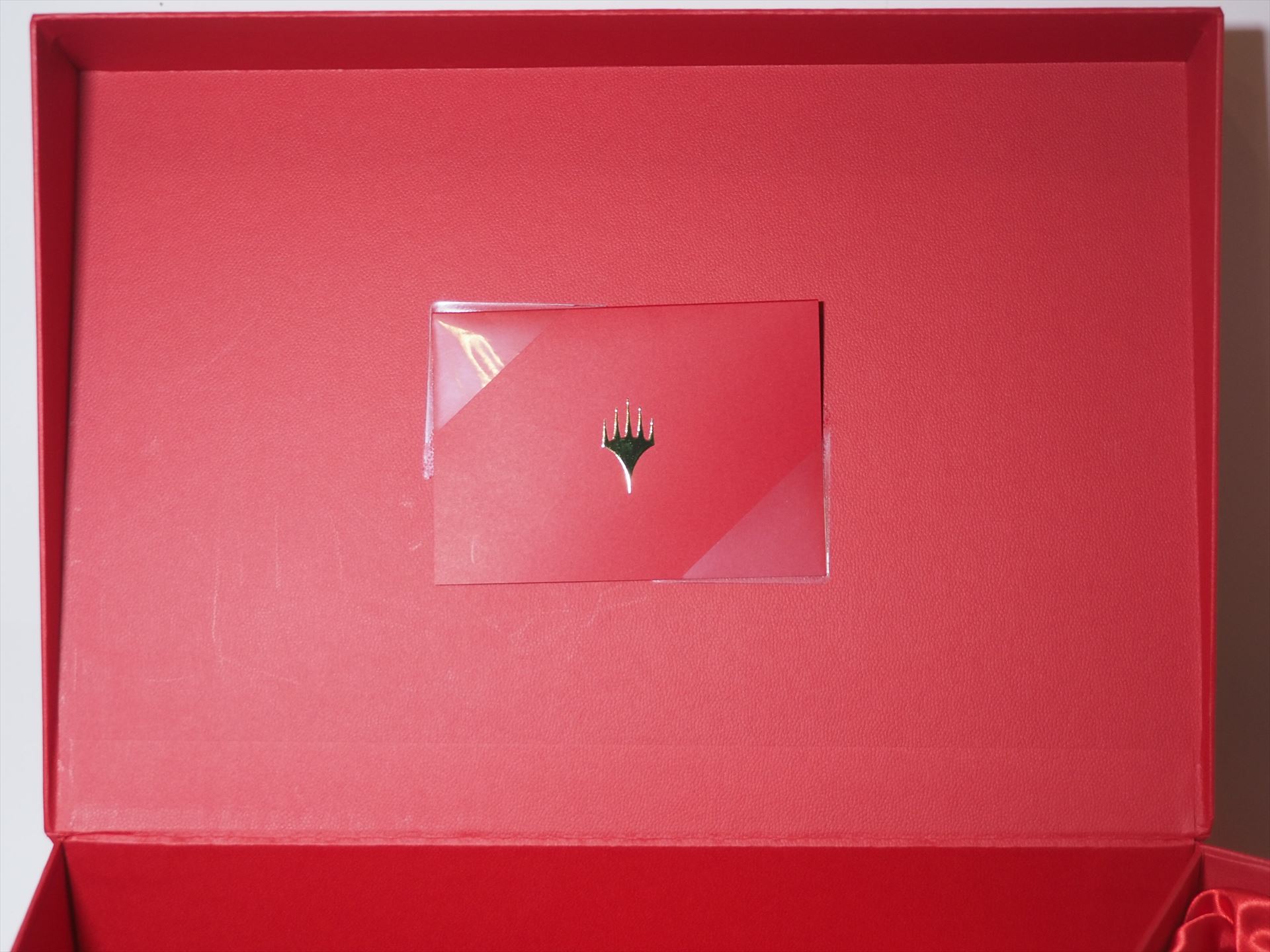 フタの内側には、ウィザーズ・オブ・ザ・コーストからの手紙が貼られていた