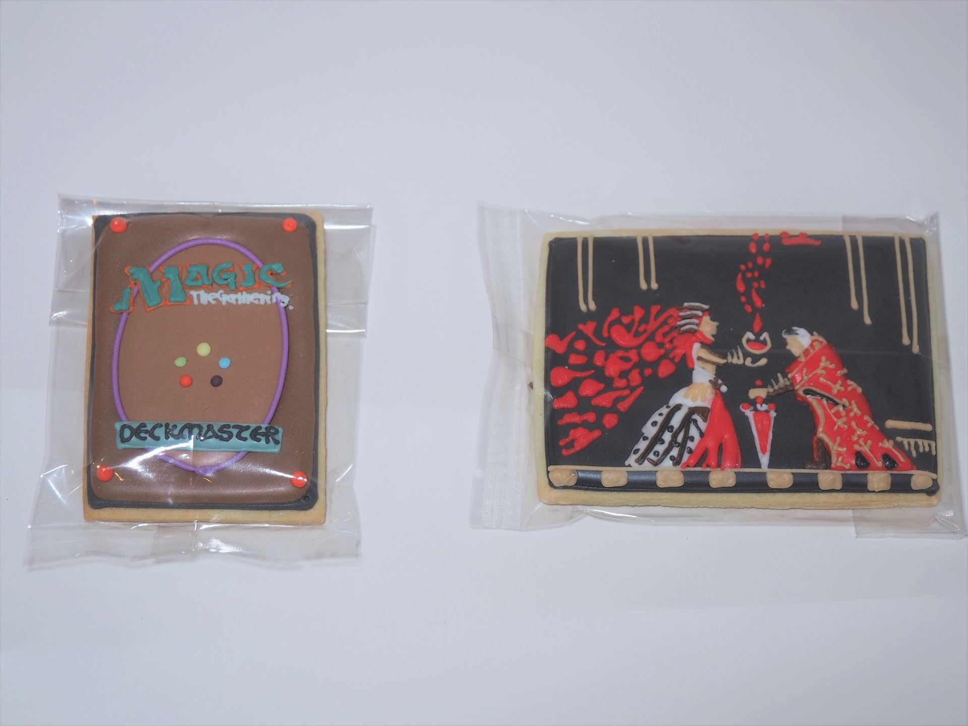 クッキーにはアイシングで絵が描かれており、左がカード裏面デザイン、右が結婚式の様子を描いたものだ