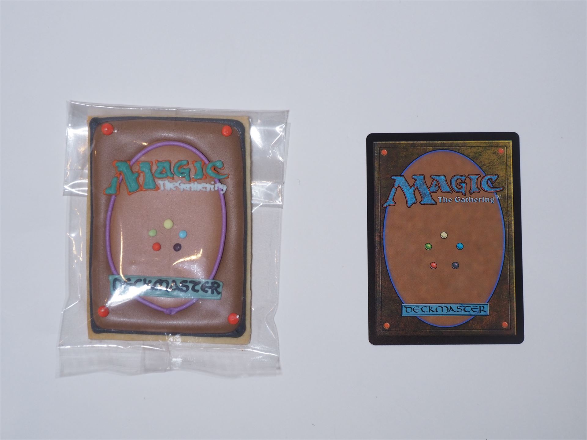 実物のカード裏面との比較。かなり再現性は高い