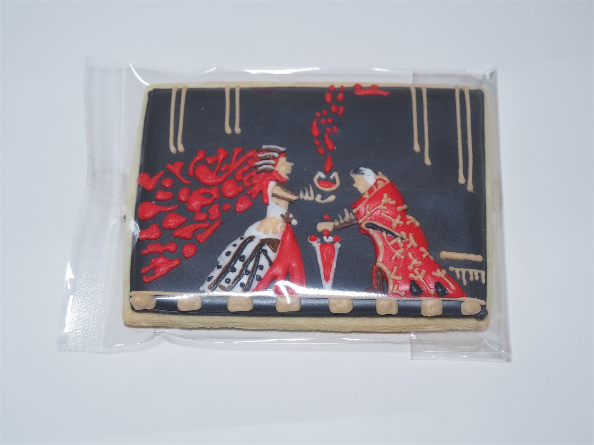 結婚式の様子が描かれたクッキー。サイズはかなり大きい