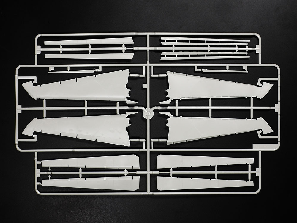 「F-14Aトムキャット（後期型）」用の専用パーツ。主翼は最前進位置まで展開して前縁スラットとフラップをフルダウンにした状態を再現