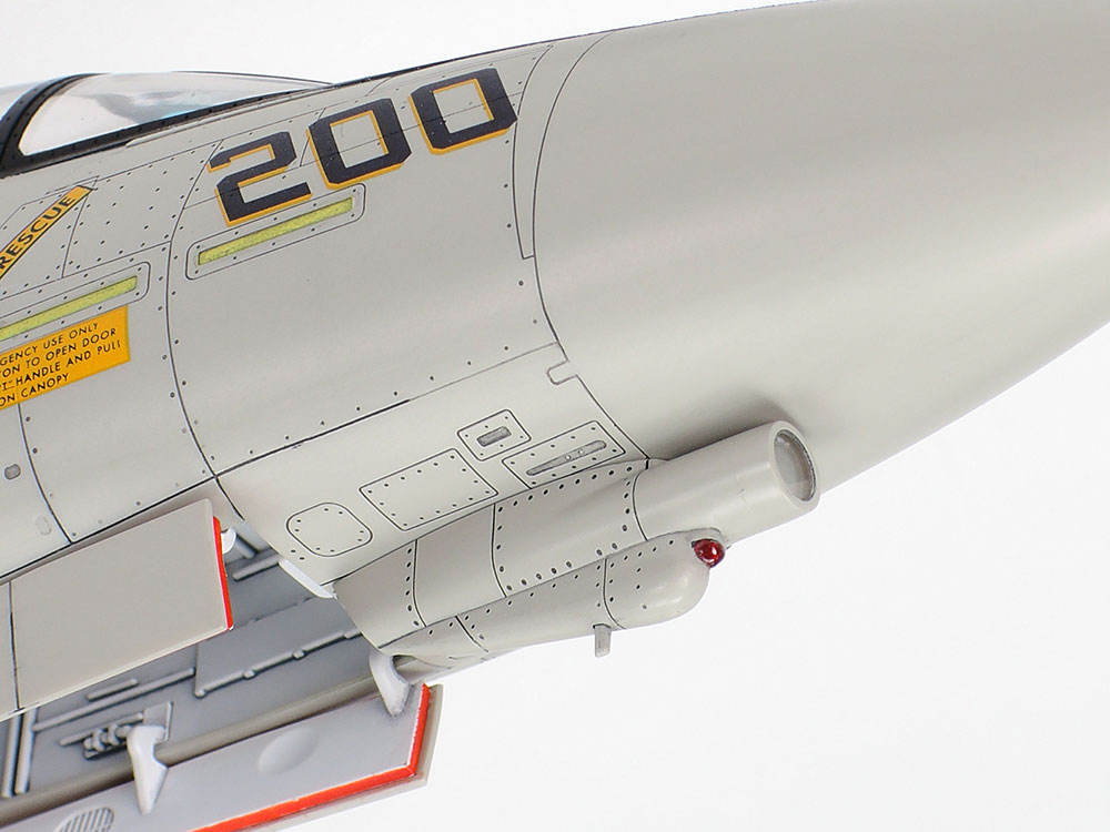 F-14A後期型の特徴である機首下面に装備した望遠カメラポッド（AN/AXX-1 TCS）も見どころ