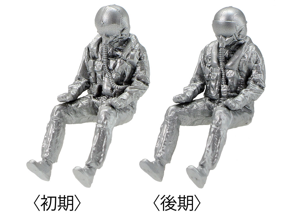 搭乗員の人形はバイザーカバーがないヘルメットなど、後期仕様の装備品を着用したタイプをセット