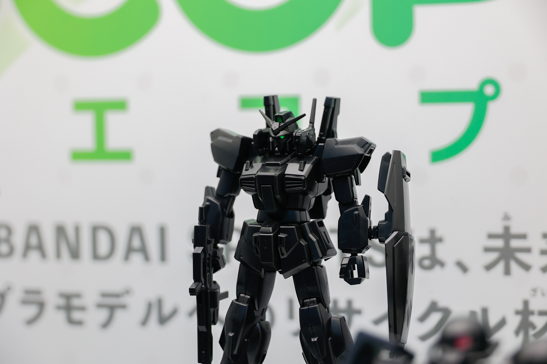 黒の成形色が特徴の「エコプラ」
