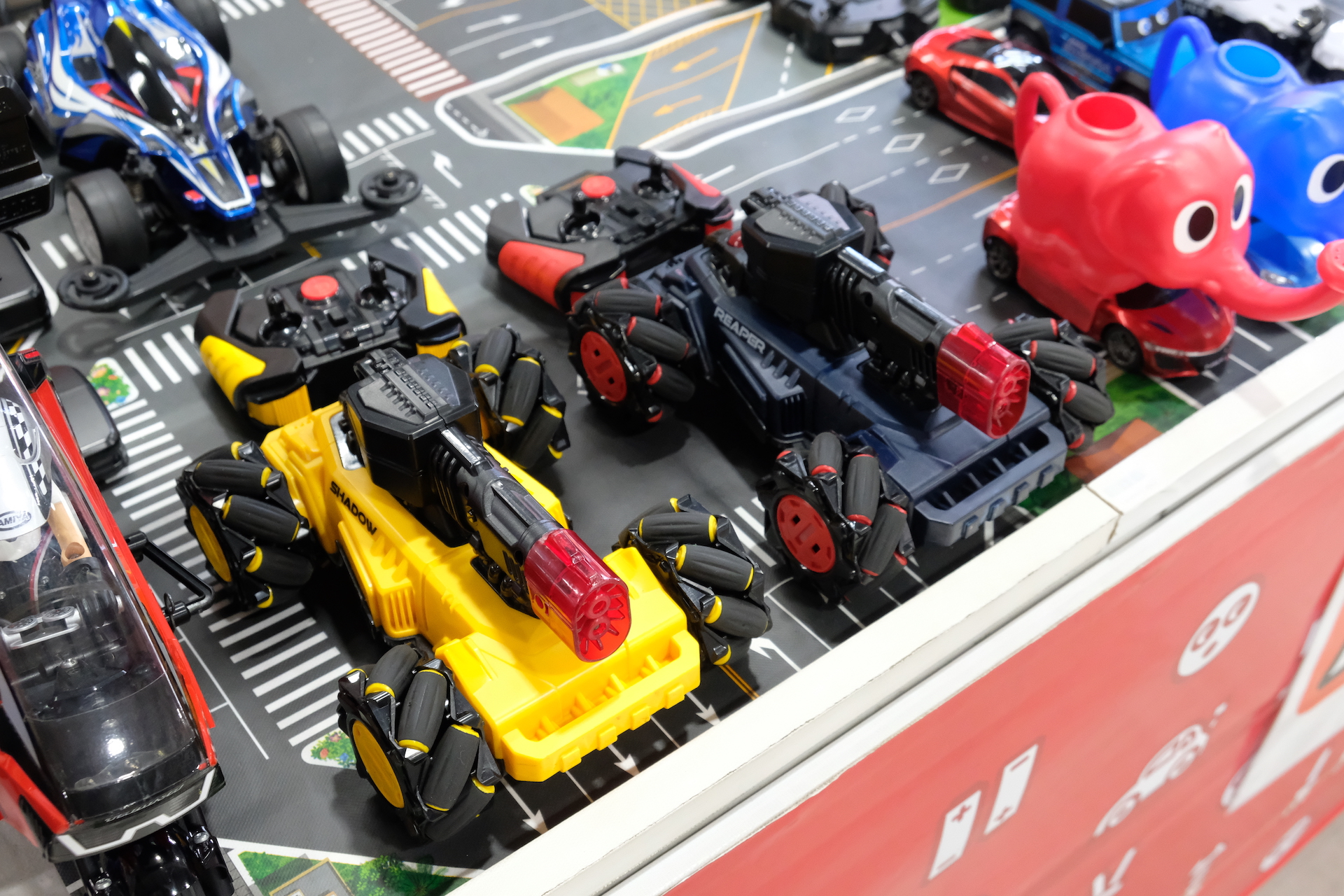 発売前のタカラトミー「縦横無尽！ガンガンタンク　レーザーバトルセット」も遊ぶことができた。鈴木所長はRCカーの「ドリフトキング」として、タカラトミーのRCカー開発に協力してきた経緯がある。「谷田部アリーナ」時代にはできなかったタカラトミー製品の展示、走行が「ラジコンランド」では可能となった