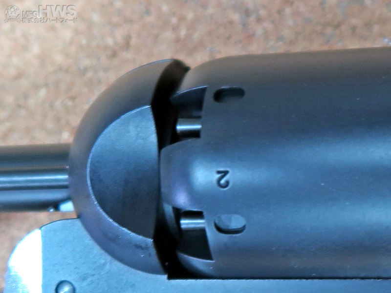 底面、バックストラップ、シリンダーにシリアルナンバー2が刻印されている