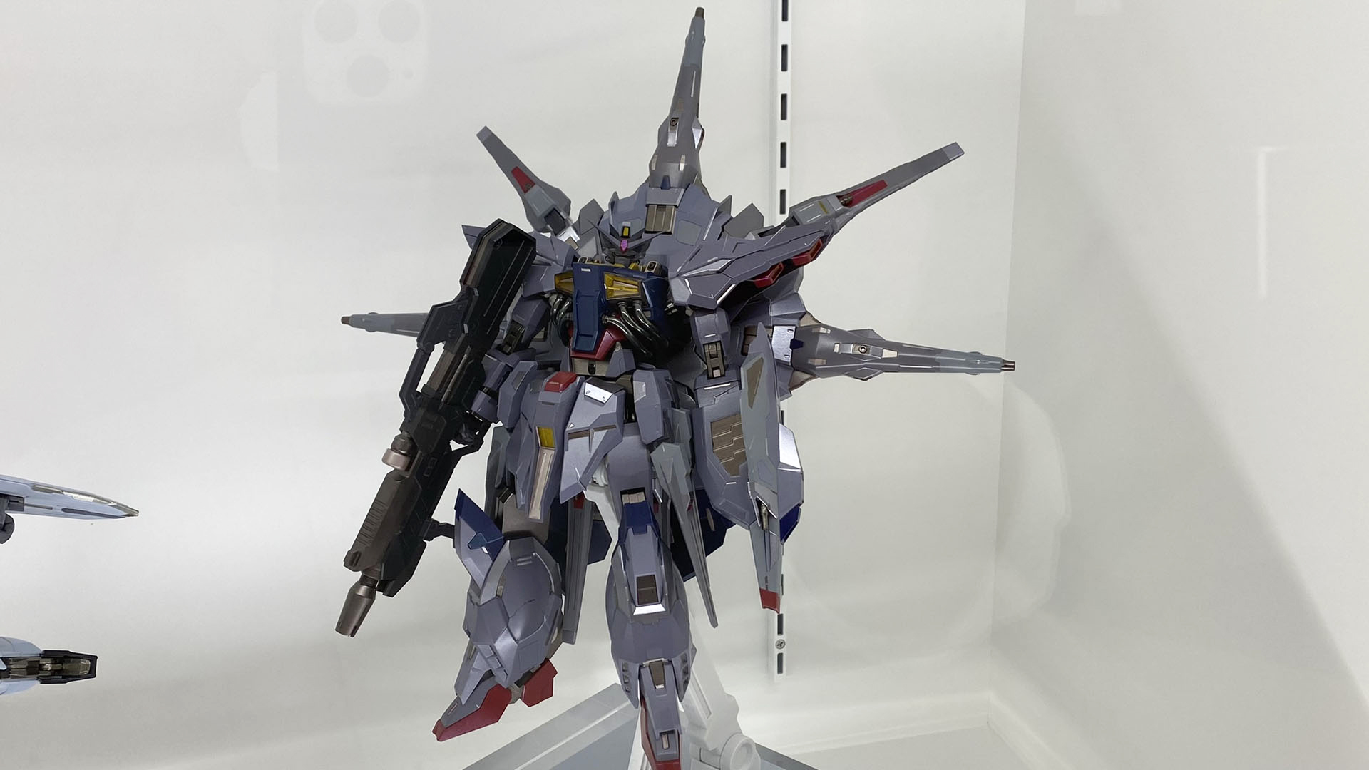 「METAL BUILD フリーダムガンダム CONCEPT 2」と展示され、最後の戦いを演出