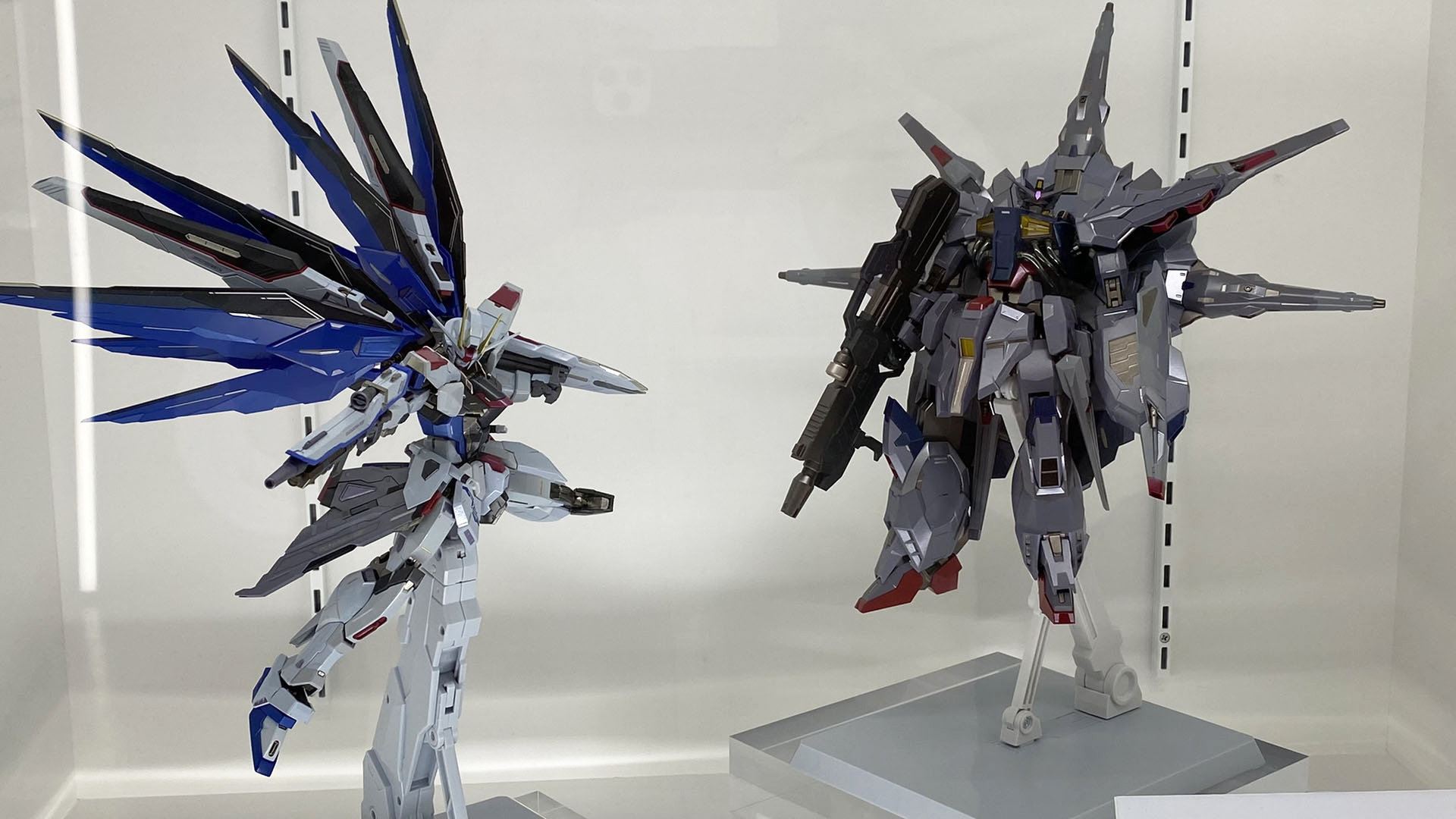 「METAL BUILD フリーダムガンダム CONCEPT 2」と展示され、最後の戦いを演出