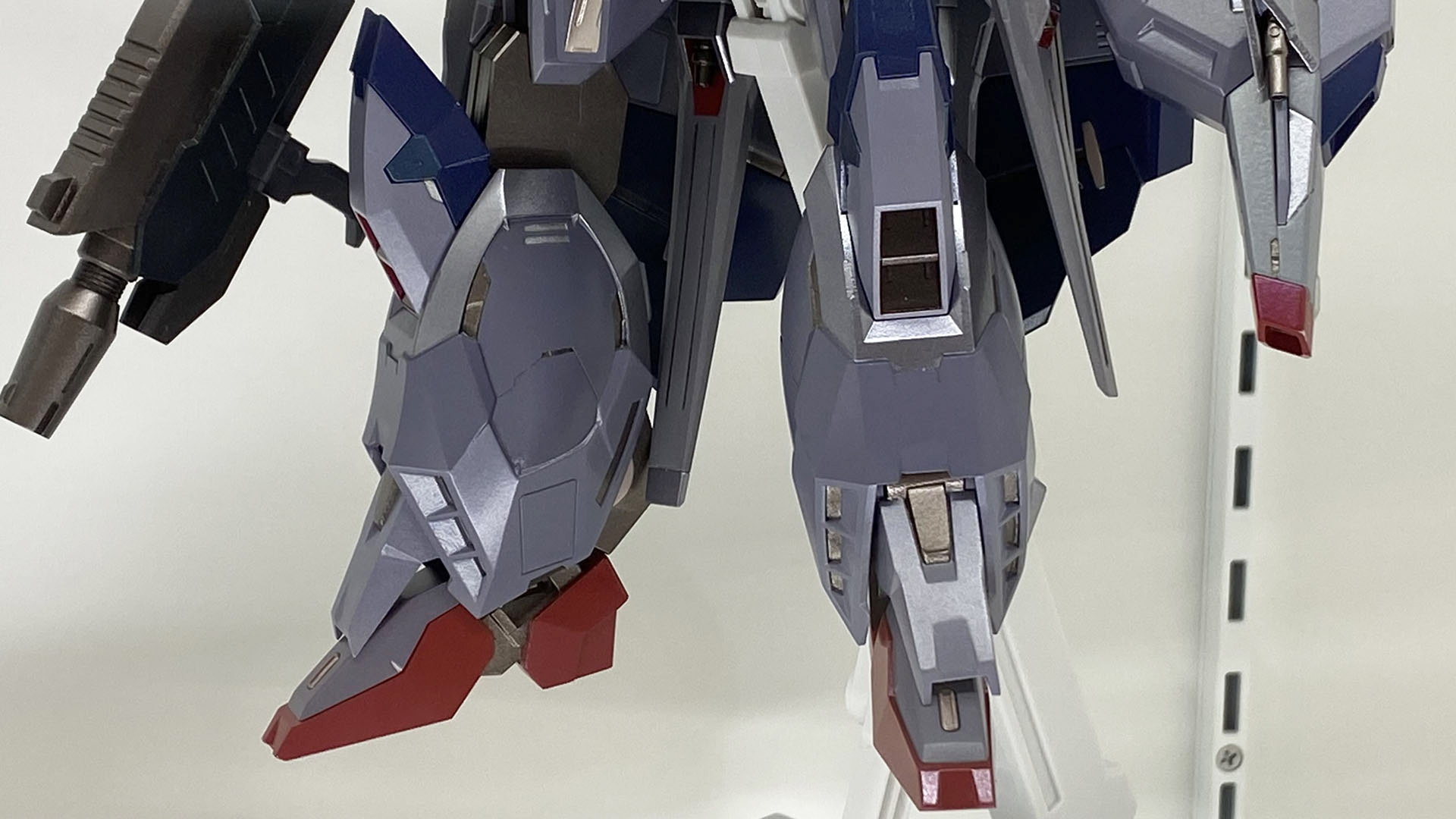 かなり太い足。ボリュームたっぷりの機体だ