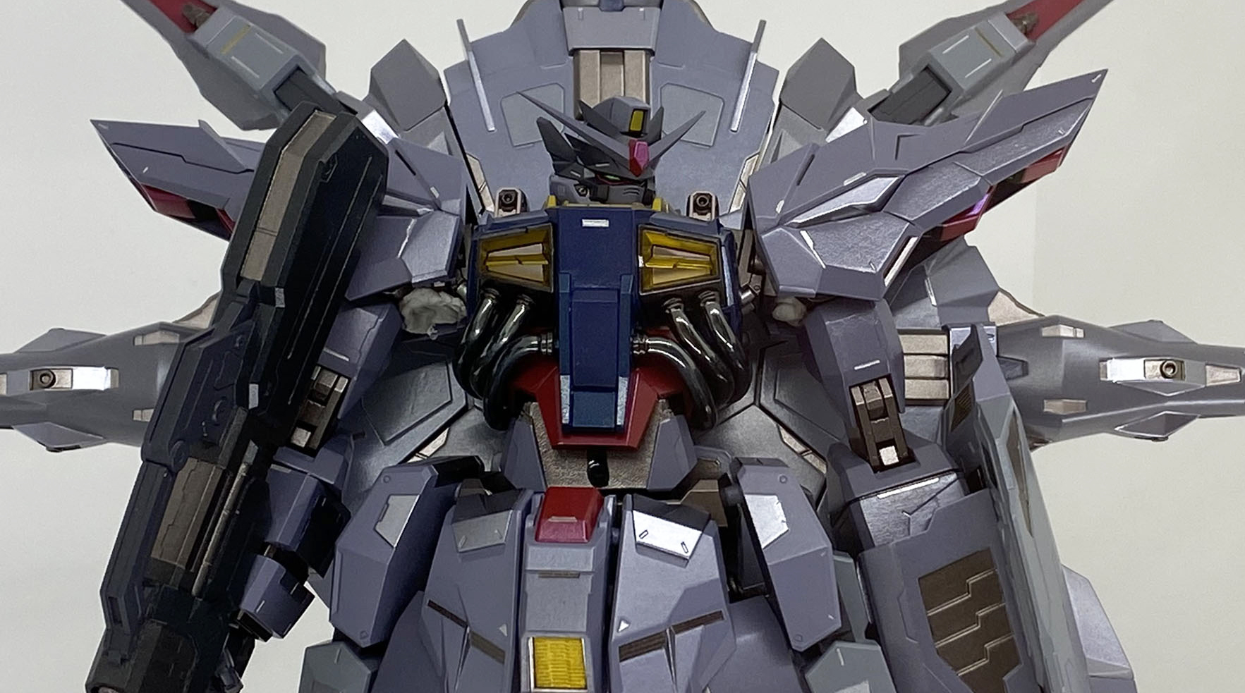 ガンダムの名を冠しながら悪役感たっぷりのデザインが面白い