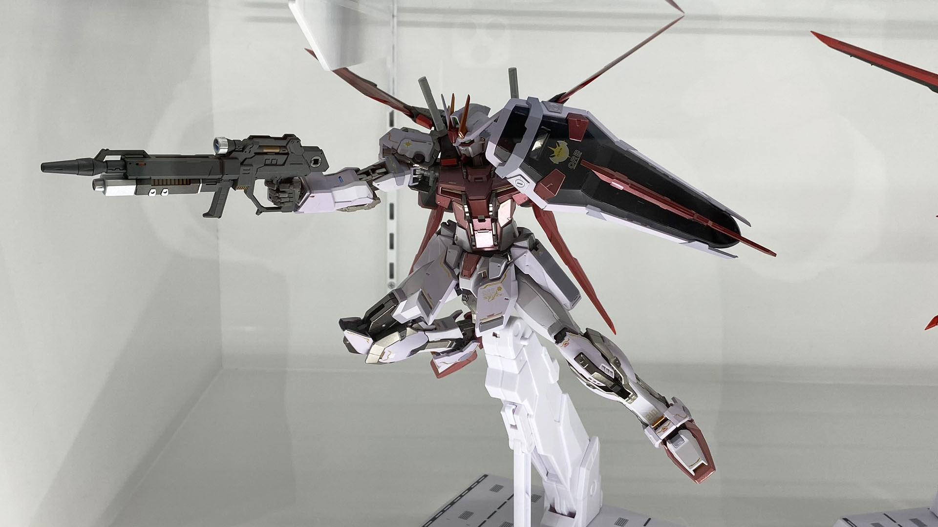 ボディだけだけでなく、盾のカラーリングも違うので、ストライクガンダムとは大きく印象が異なる