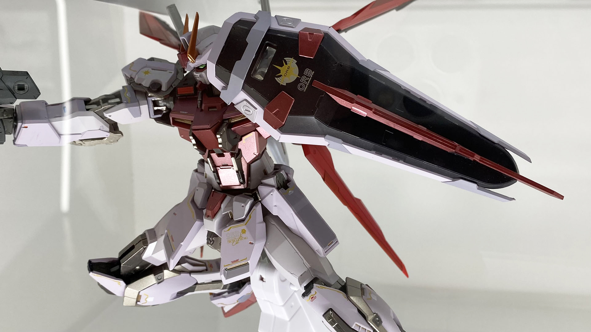 落ち着いた赤が、独特のかっこよさを演出している