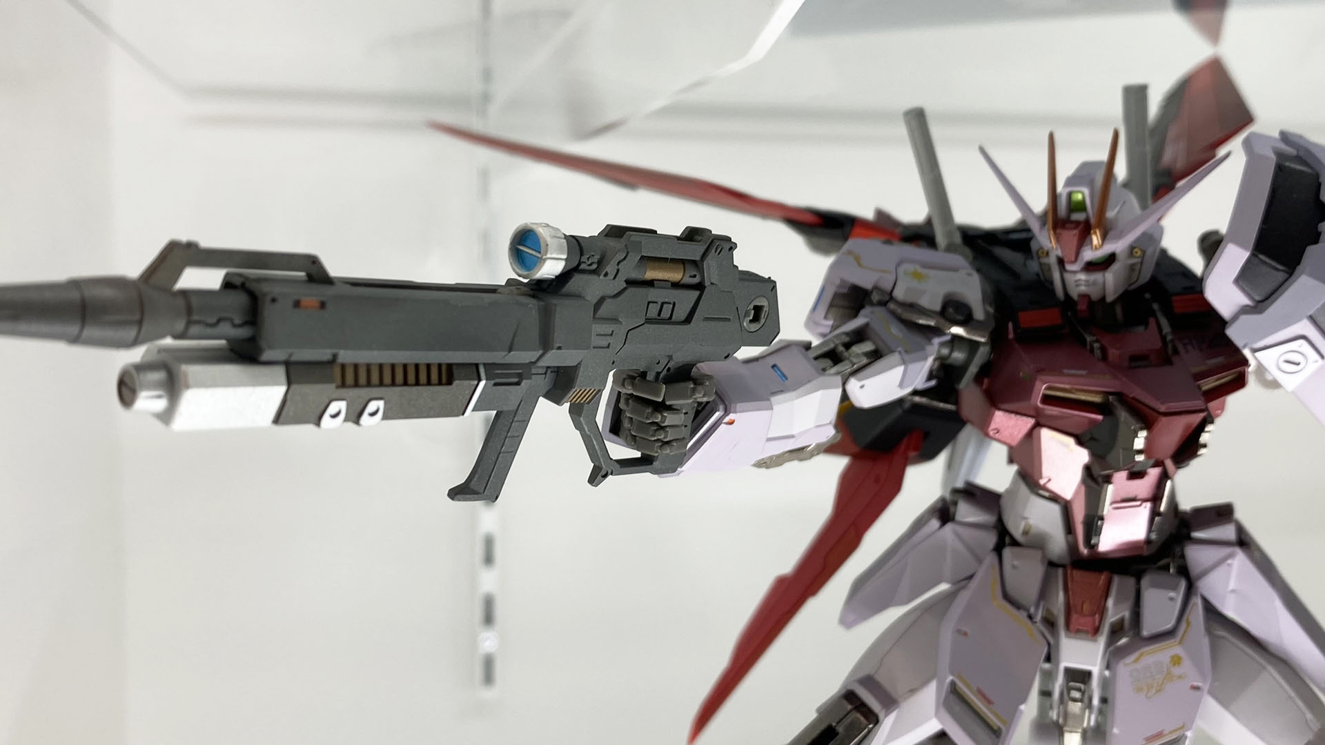 落ち着いた赤が、独特のかっこよさを演出している