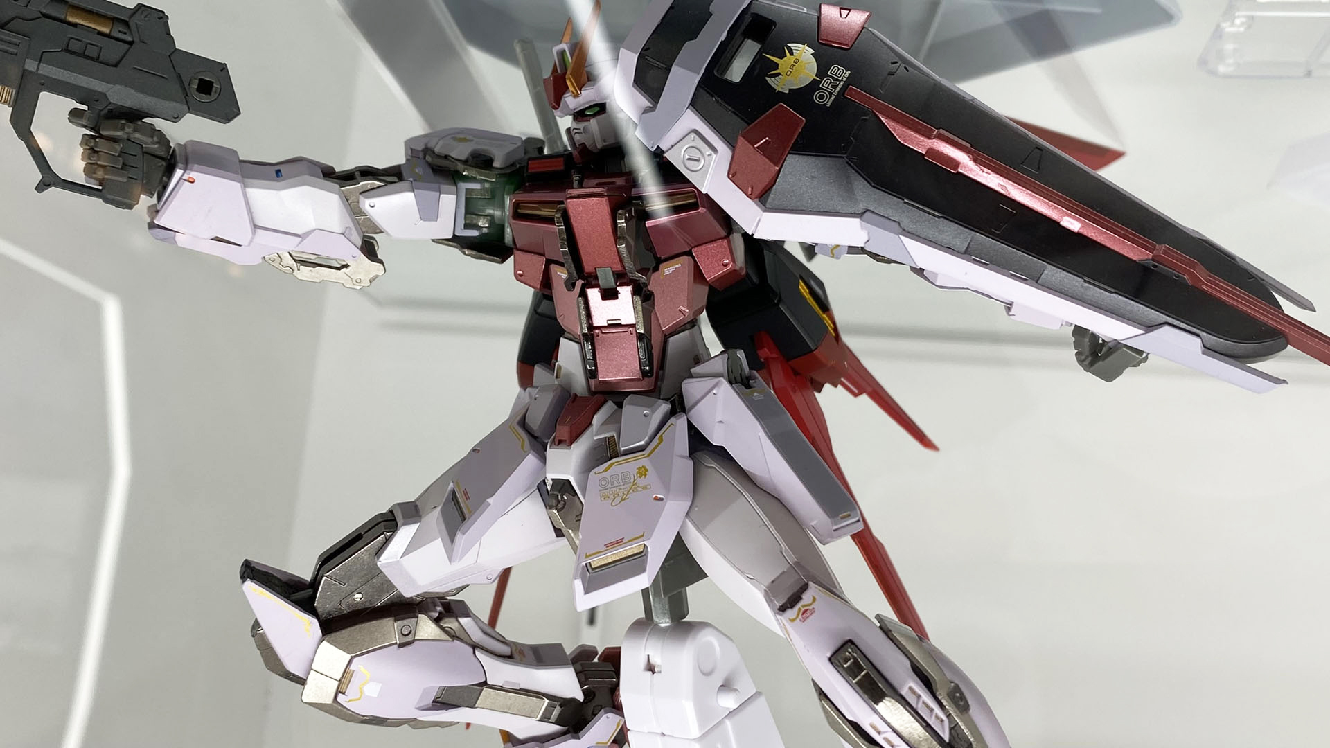 落ち着いた赤が、独特のかっこよさを演出している