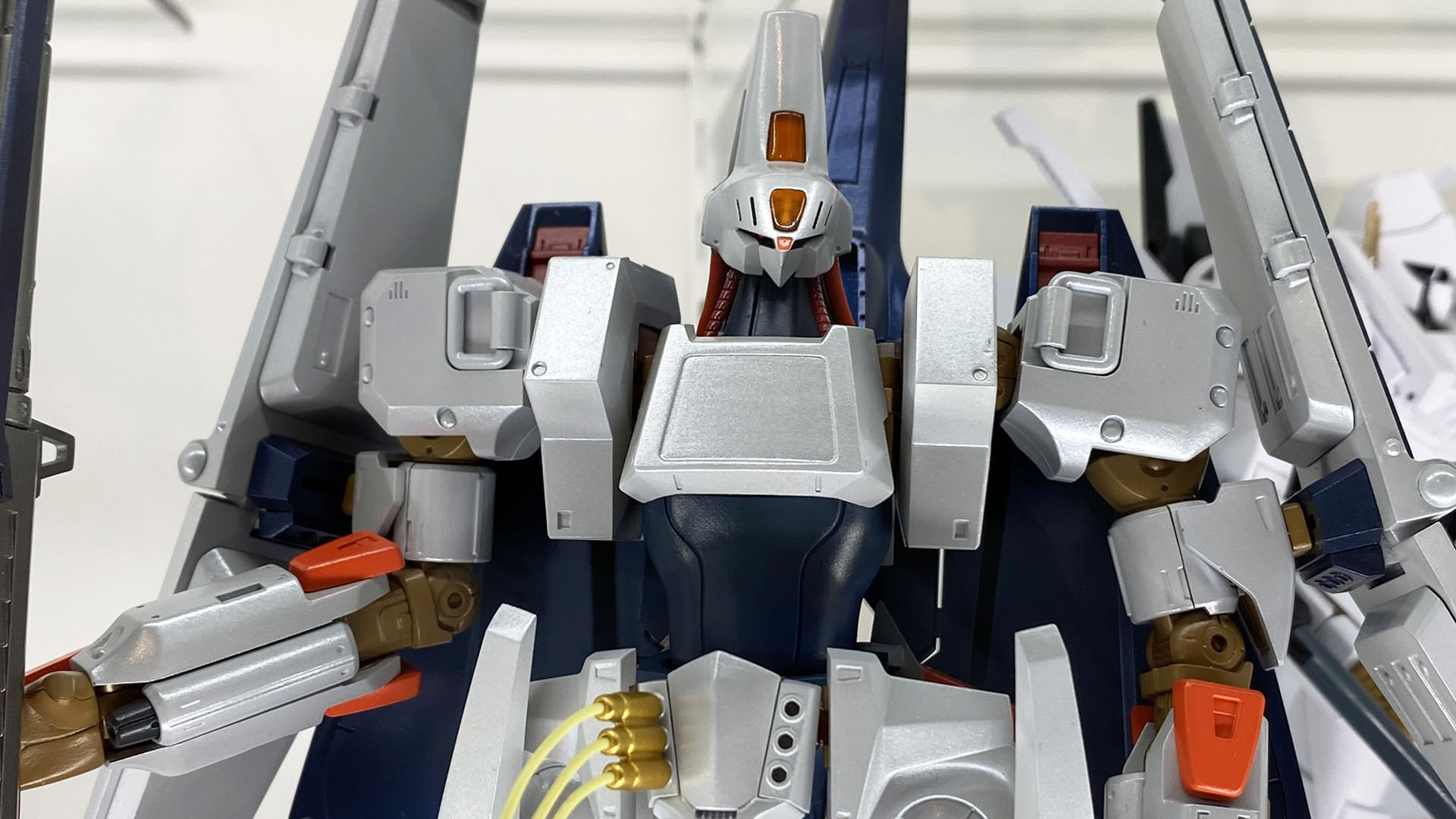 主役機とは思えない迫力のあるデザイン