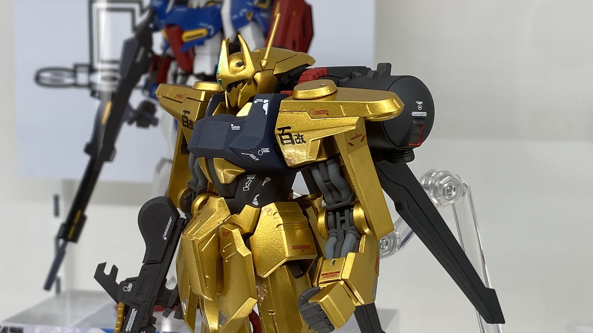 百式をパワーアップしたようなデザインだ