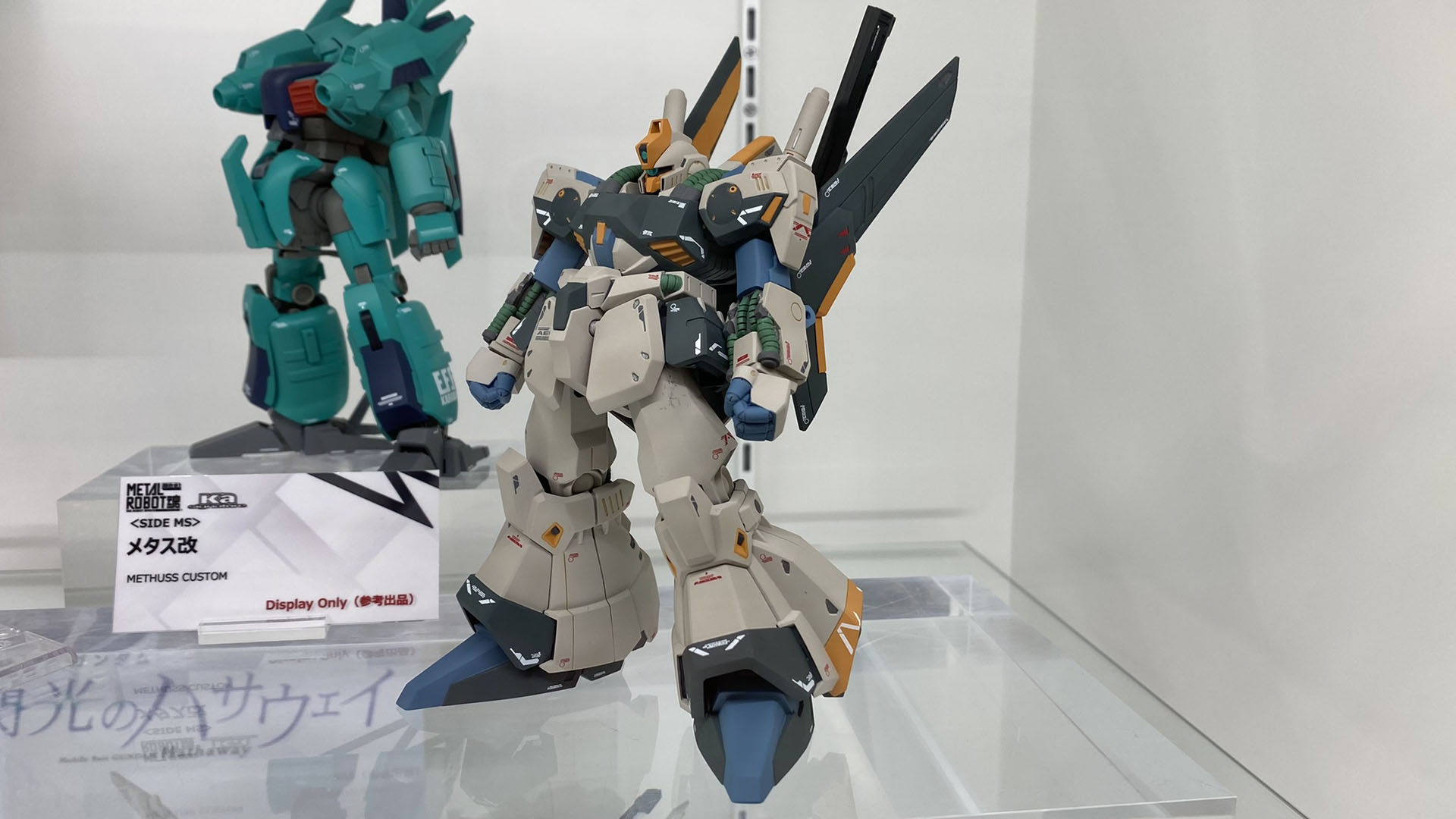 カラーリングやマーキングでかなり情報量が多い