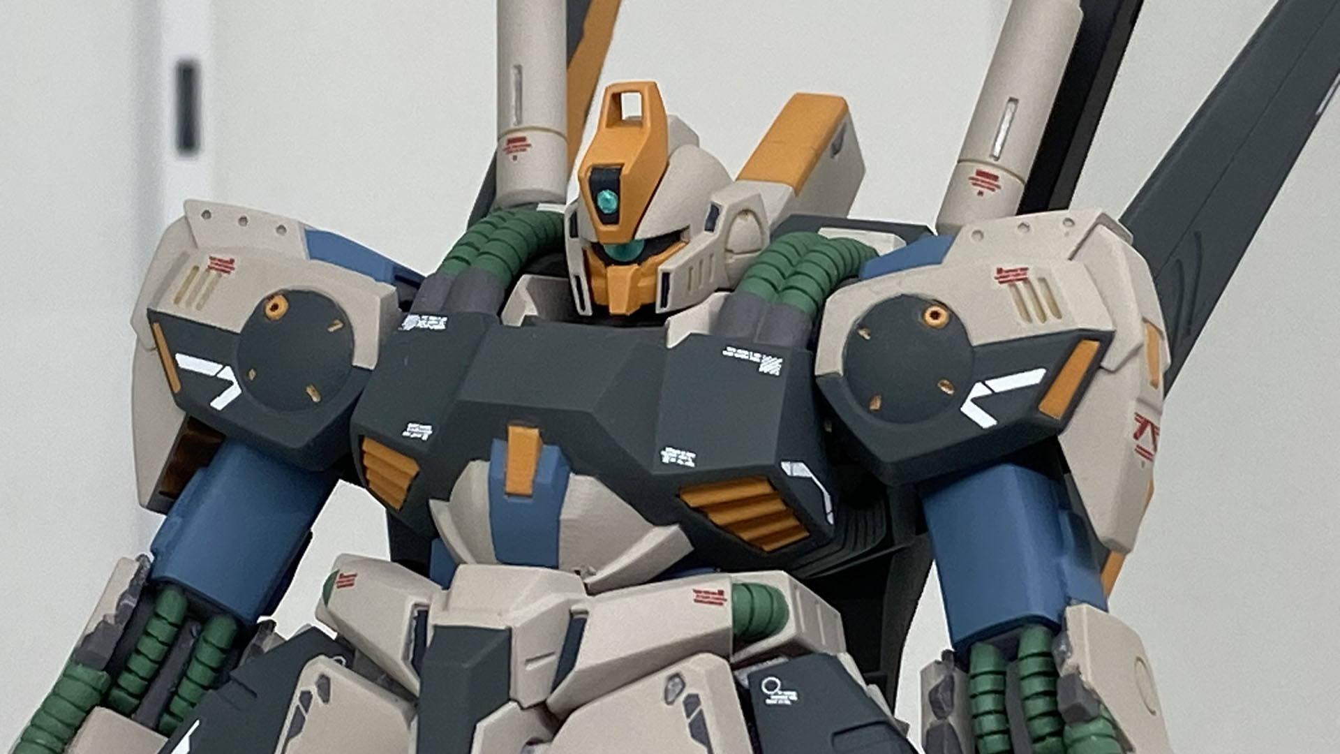 カラーリングやマーキングでかなり情報量が多い