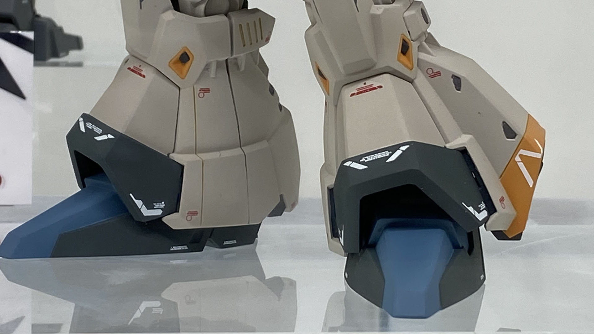 カラーリングやマーキングでかなり情報量が多い