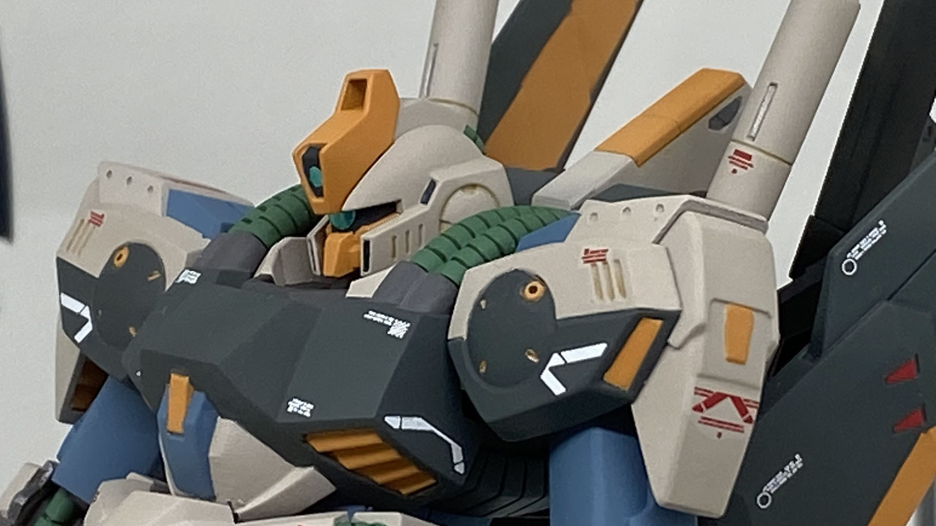 カラーリングやマーキングでかなり情報量が多い