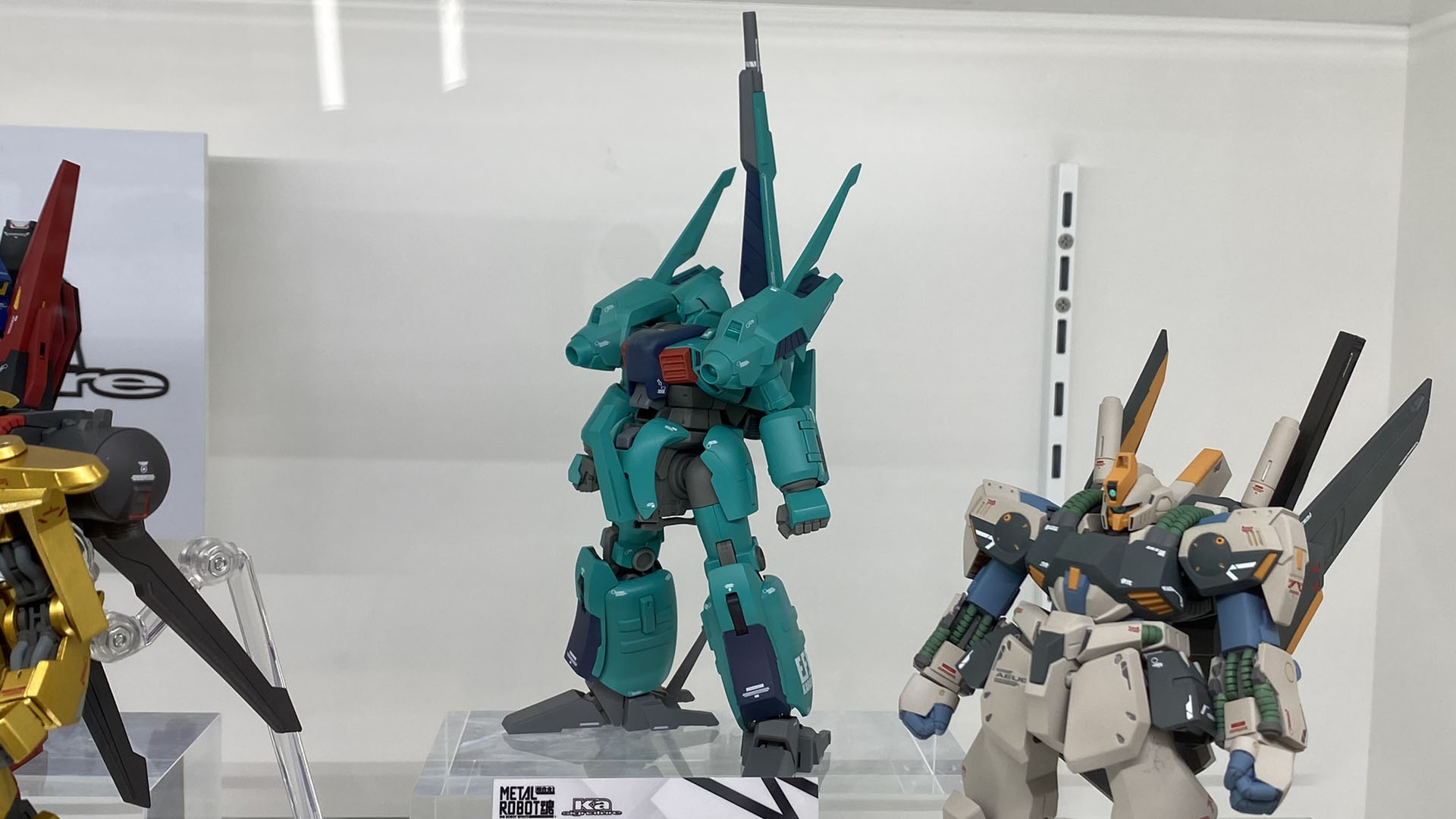 マッシブな印象を与えるメタス改。変形機構もあるのだろうか？