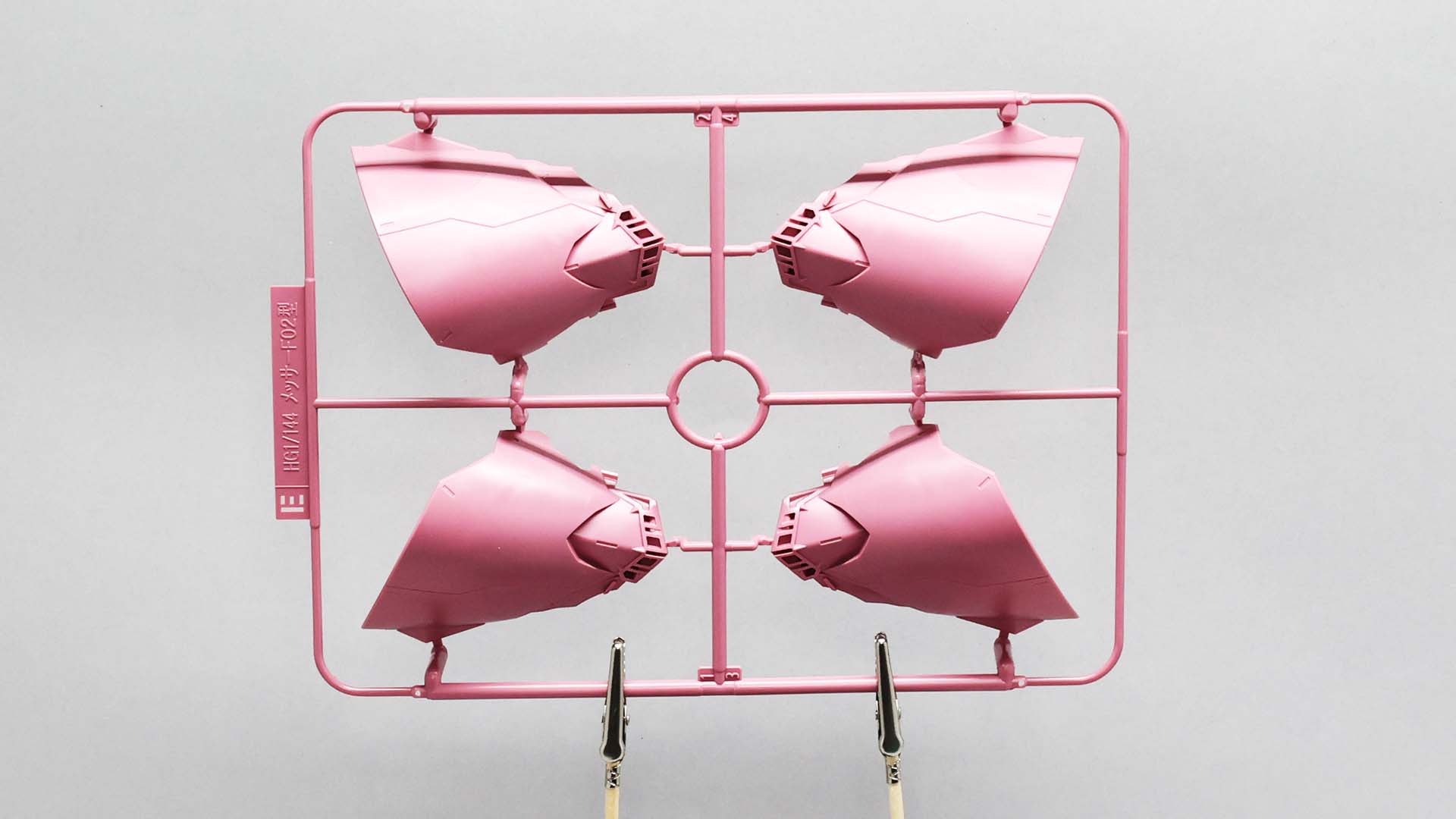 EランナーはF02型の“リフティング・フレア”の装甲パーツ