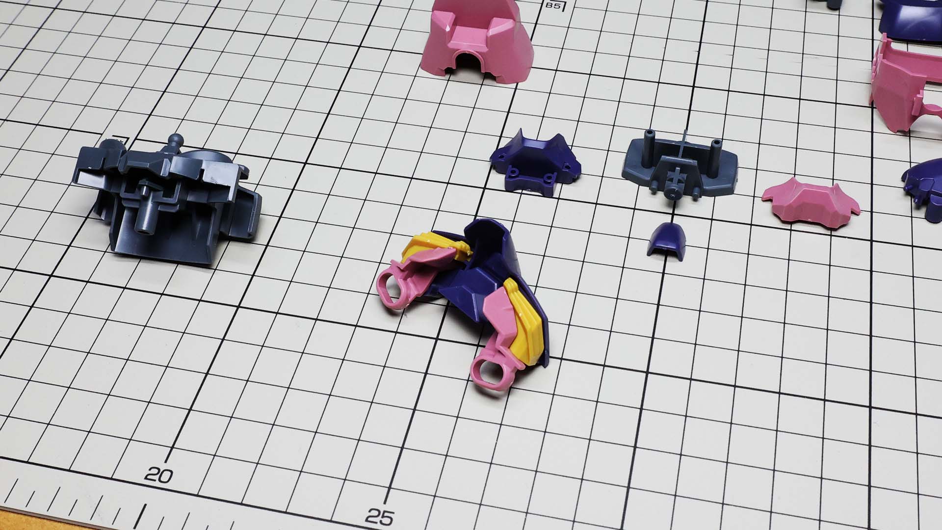 楕円の部分が肩の引き出し機構の軸受けです