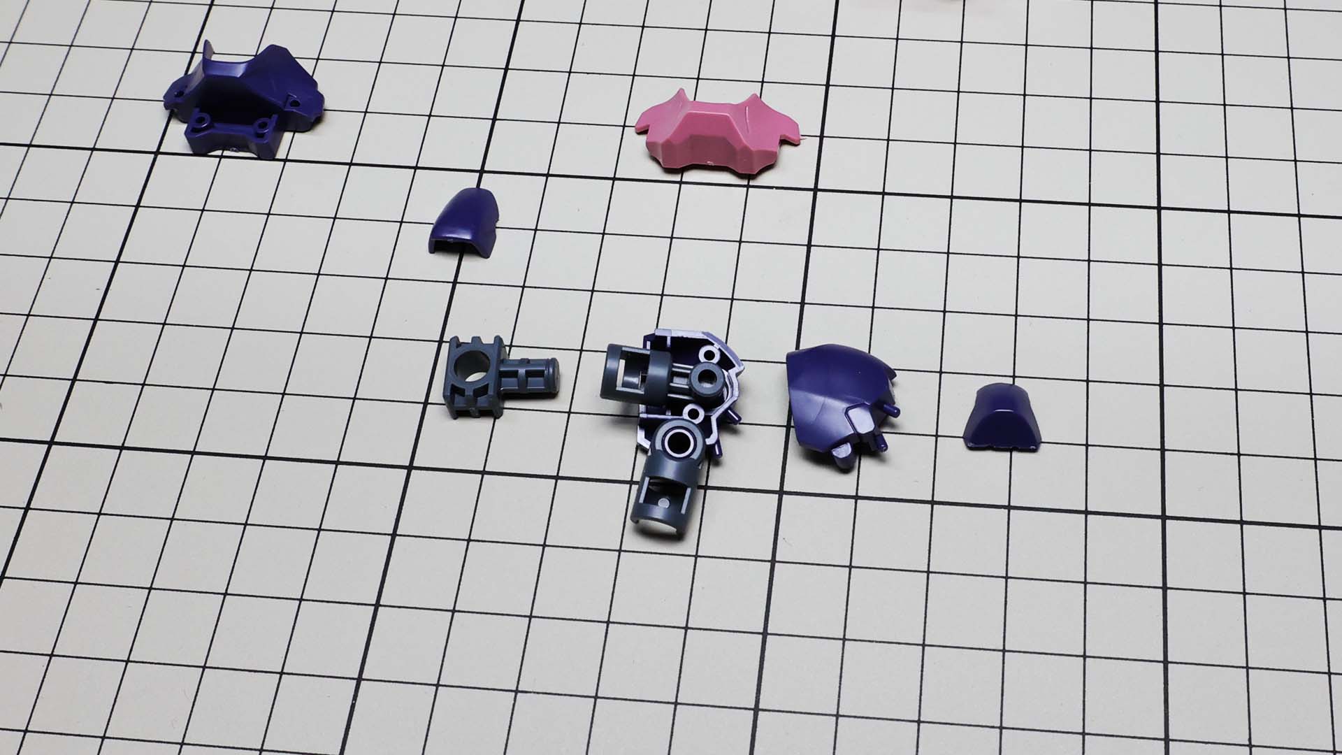 ボディの前屈を実現させるための構成は前後2軸、回転2軸とかなりのものです