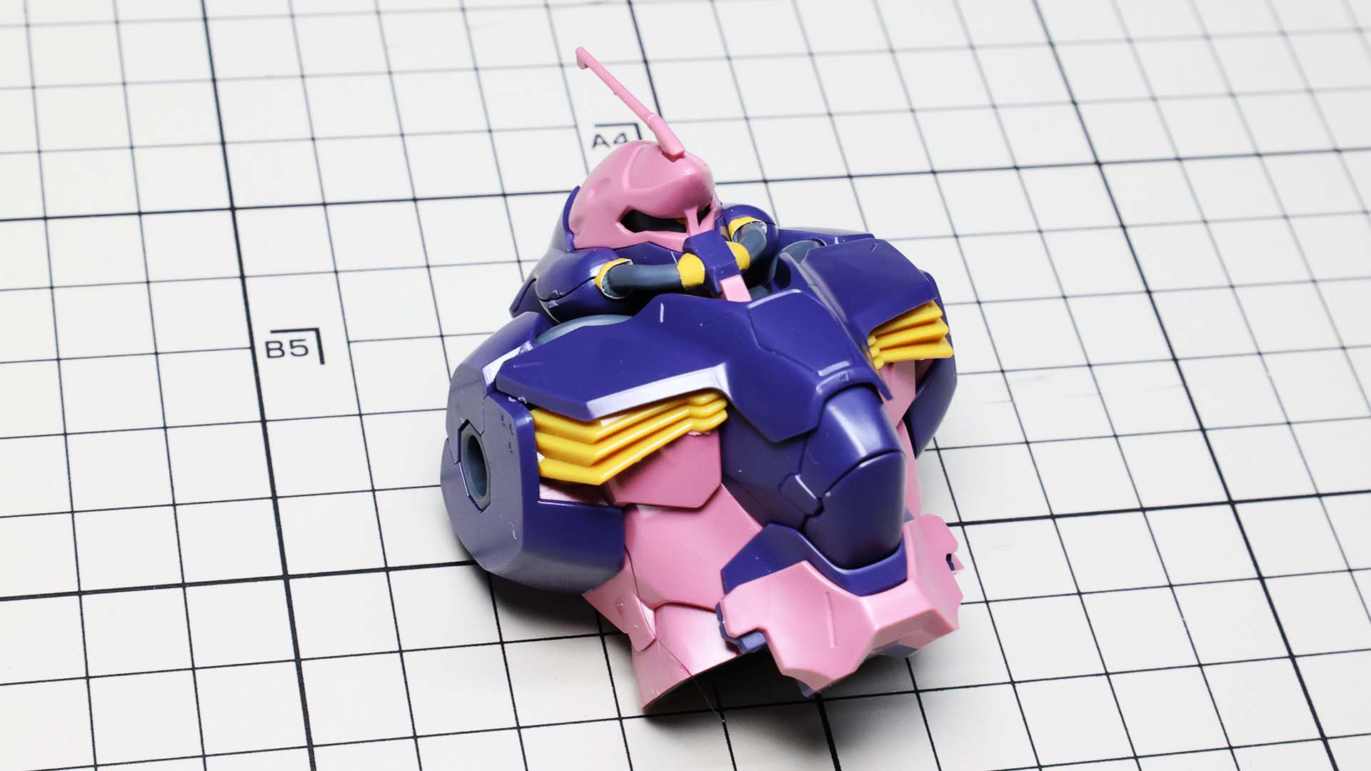 ボディに埋まった頭部がジオン系ぽくていい感じです