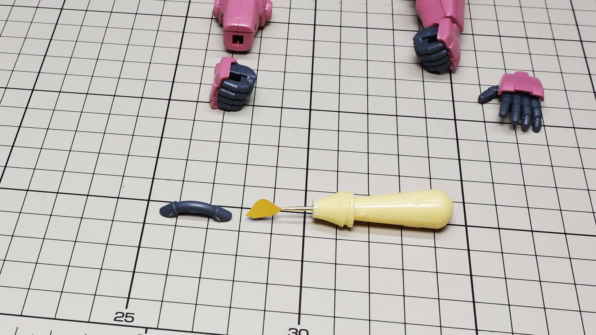 肩の上の動力パイプ基部はシールでカラーリング再現されます