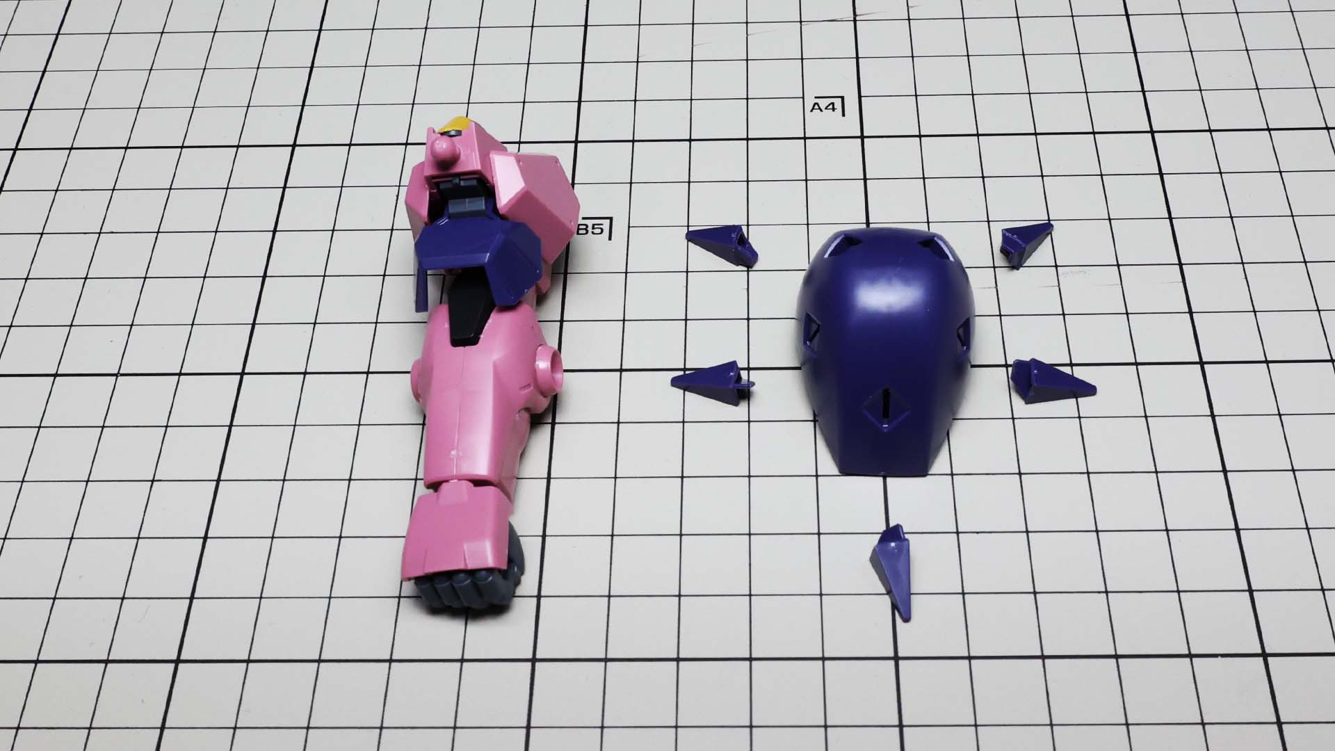 右肩にスパイク・ショルダー・アーマーが付きます