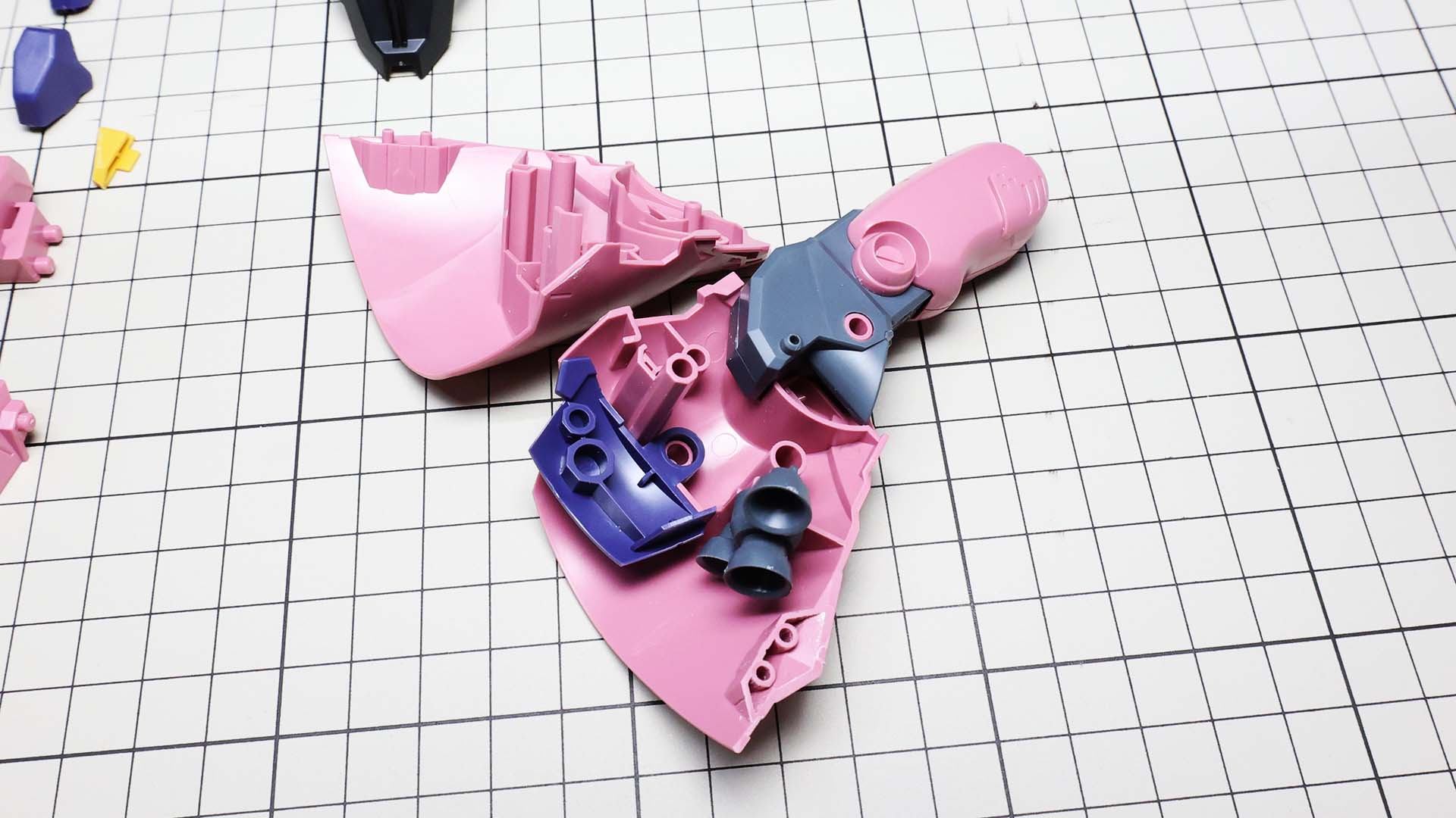 リフティング・フレア内側の紫のパーツはF01型の装甲の一部です