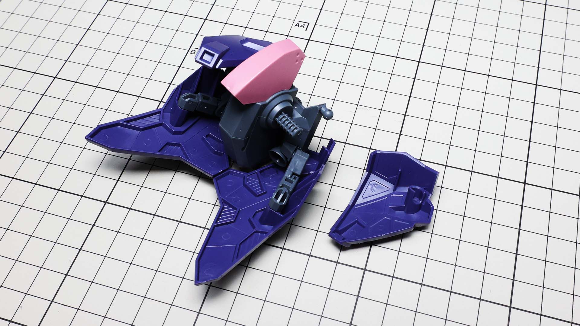 フロント（サイド）・アーマーの軸はほぼ横に出ていますのでアーマー裏の軸受けの位置に注意して組みます