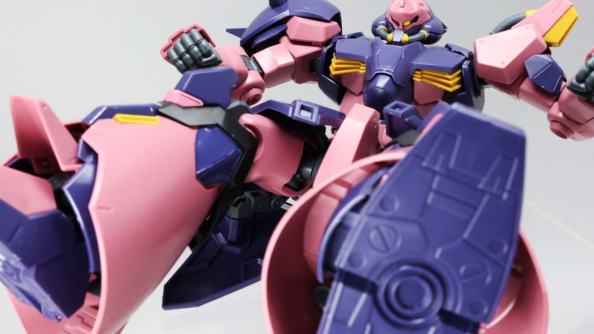 上空から飛来するメッサー（指揮官機）