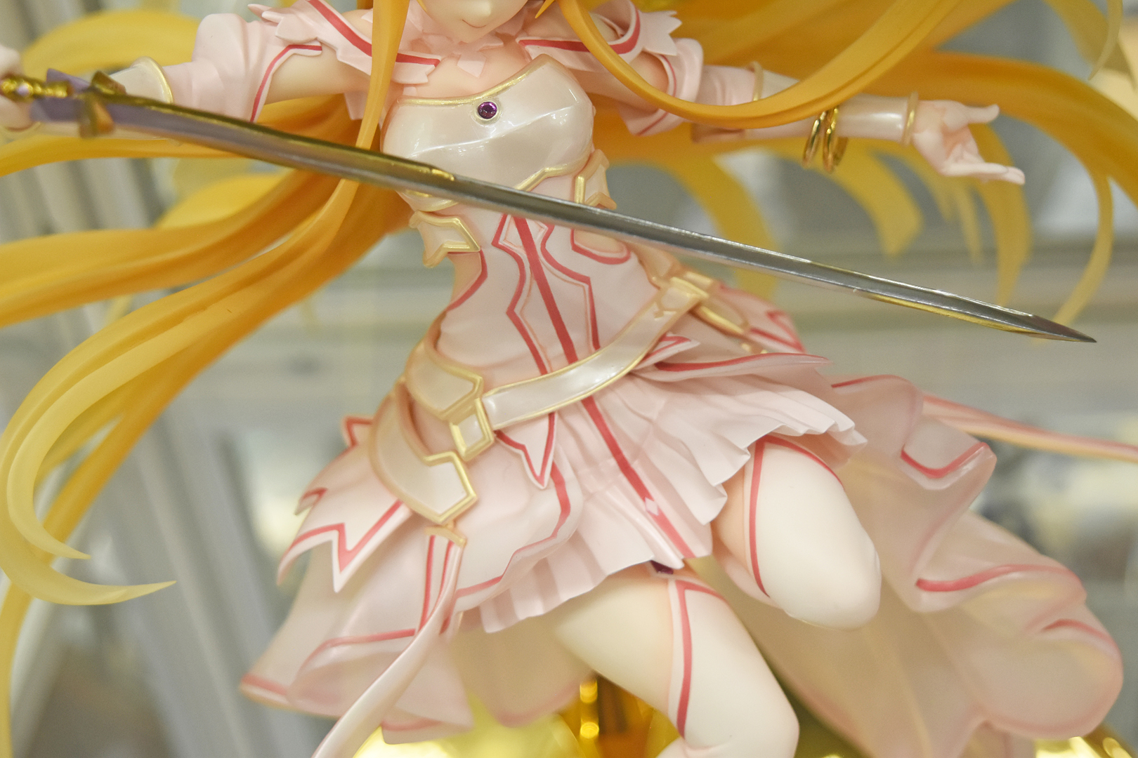 透明感のあるドレスや髪の毛から神秘的なオーラが溢れ出ている