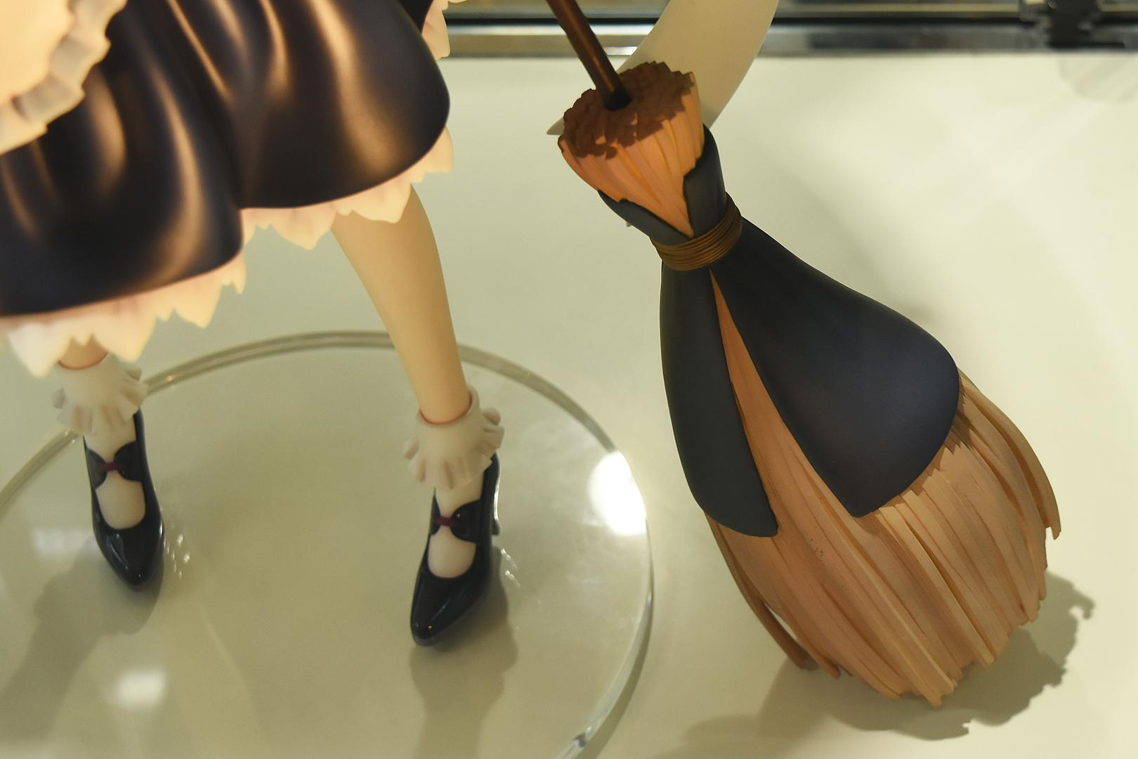 本体だけではなく、小物の箒までもド迫力