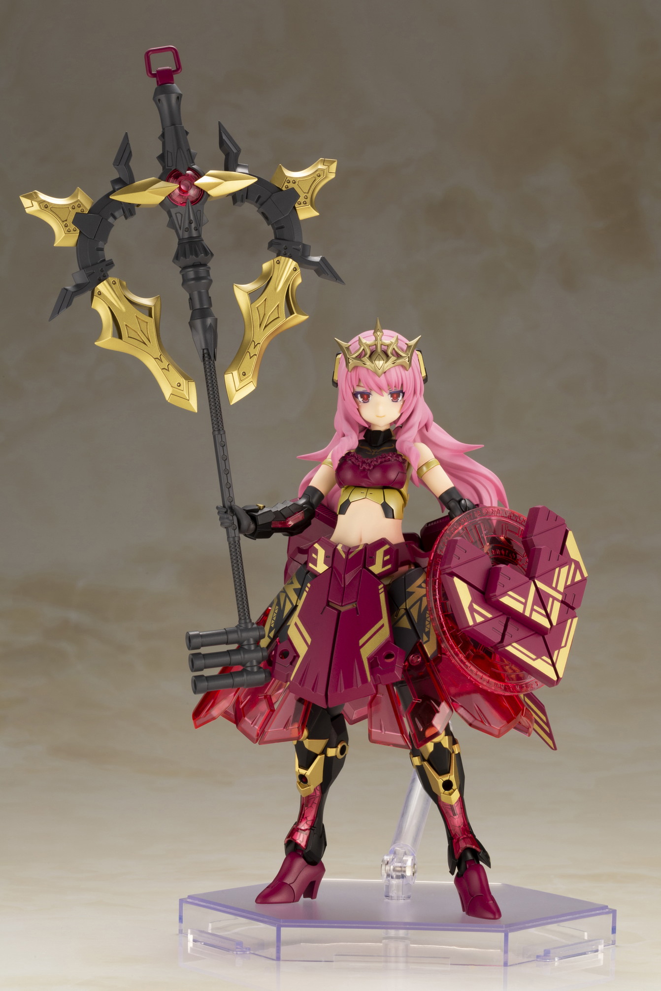 頭部にティアラ、装飾の入ったロングドレス、更にハイヒール