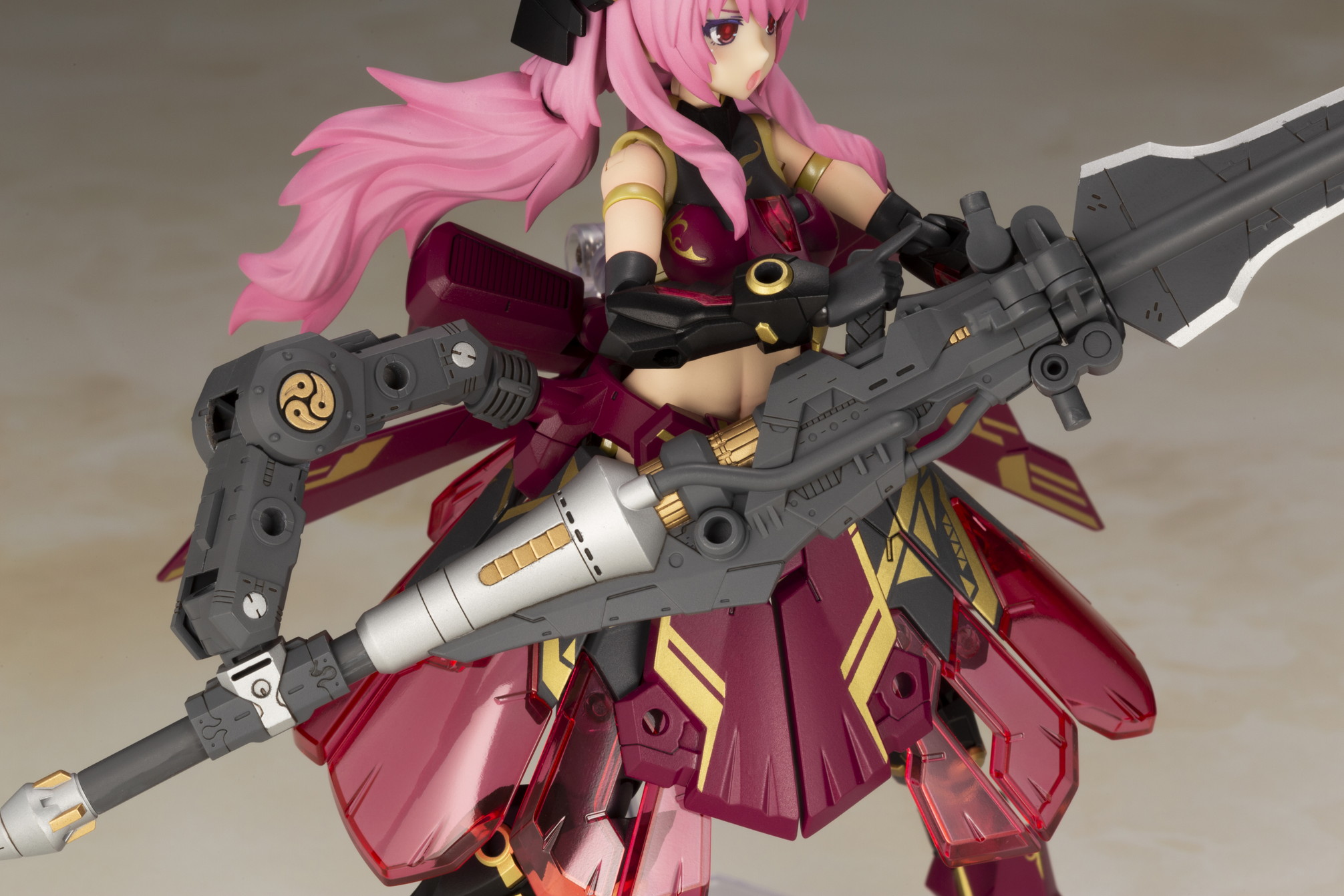 側面に3mm径穴のハードポイントを追加した拡張サイドアーマーも付属。腰側面に追加で3mm規格の武装を装備させることができる