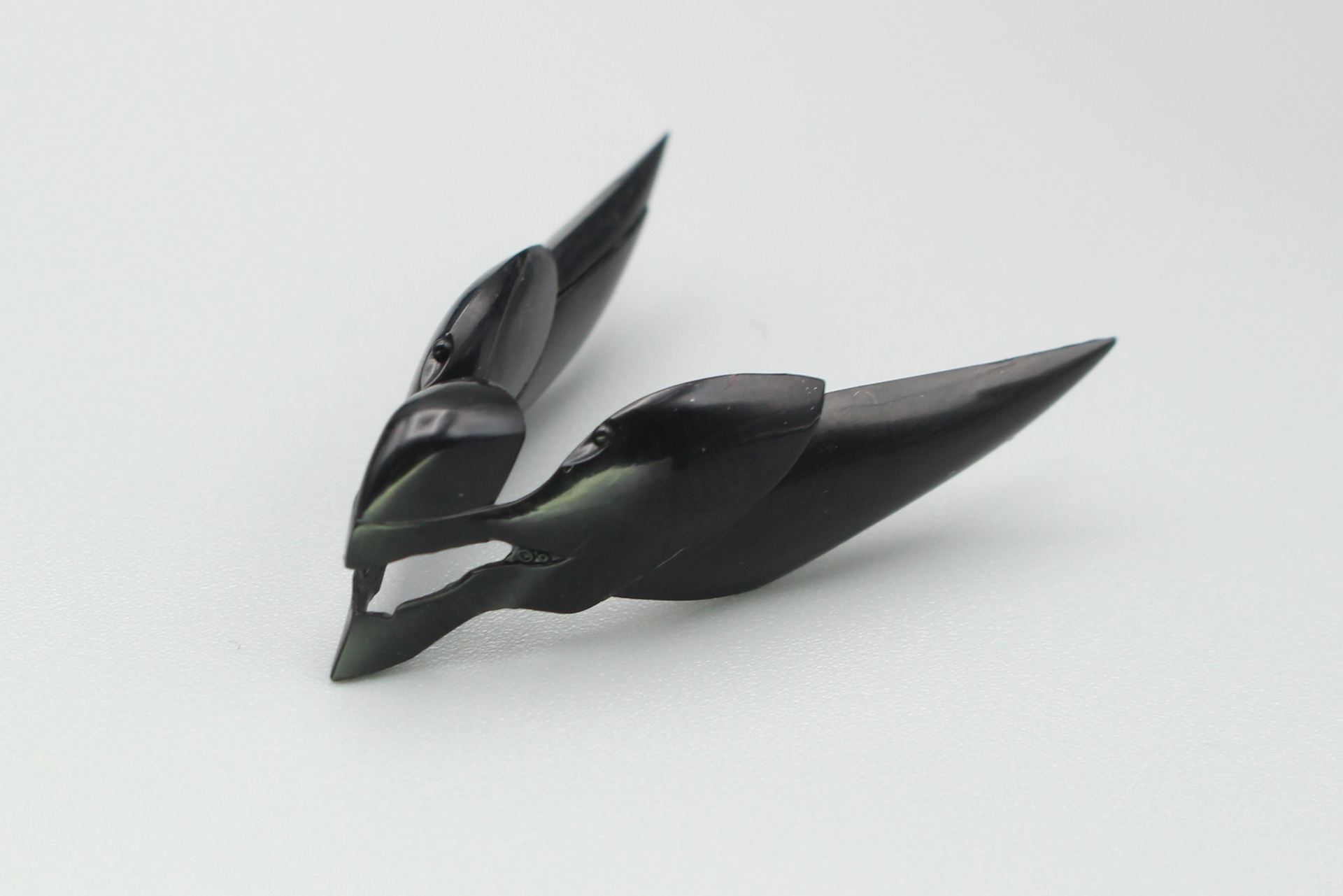 成形不良の不具合があった「A12」のパーツ。バイザーのある顔のパーツに欠けが発生していた