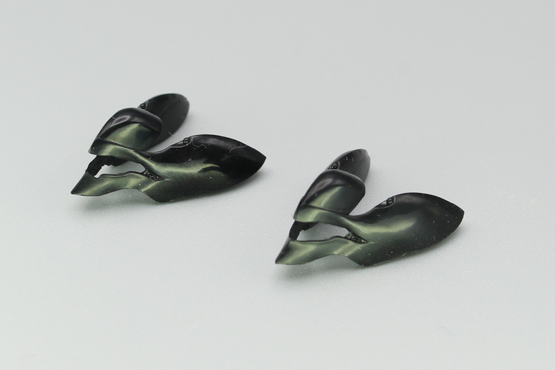 右が正しく成形されたA12のパーツ