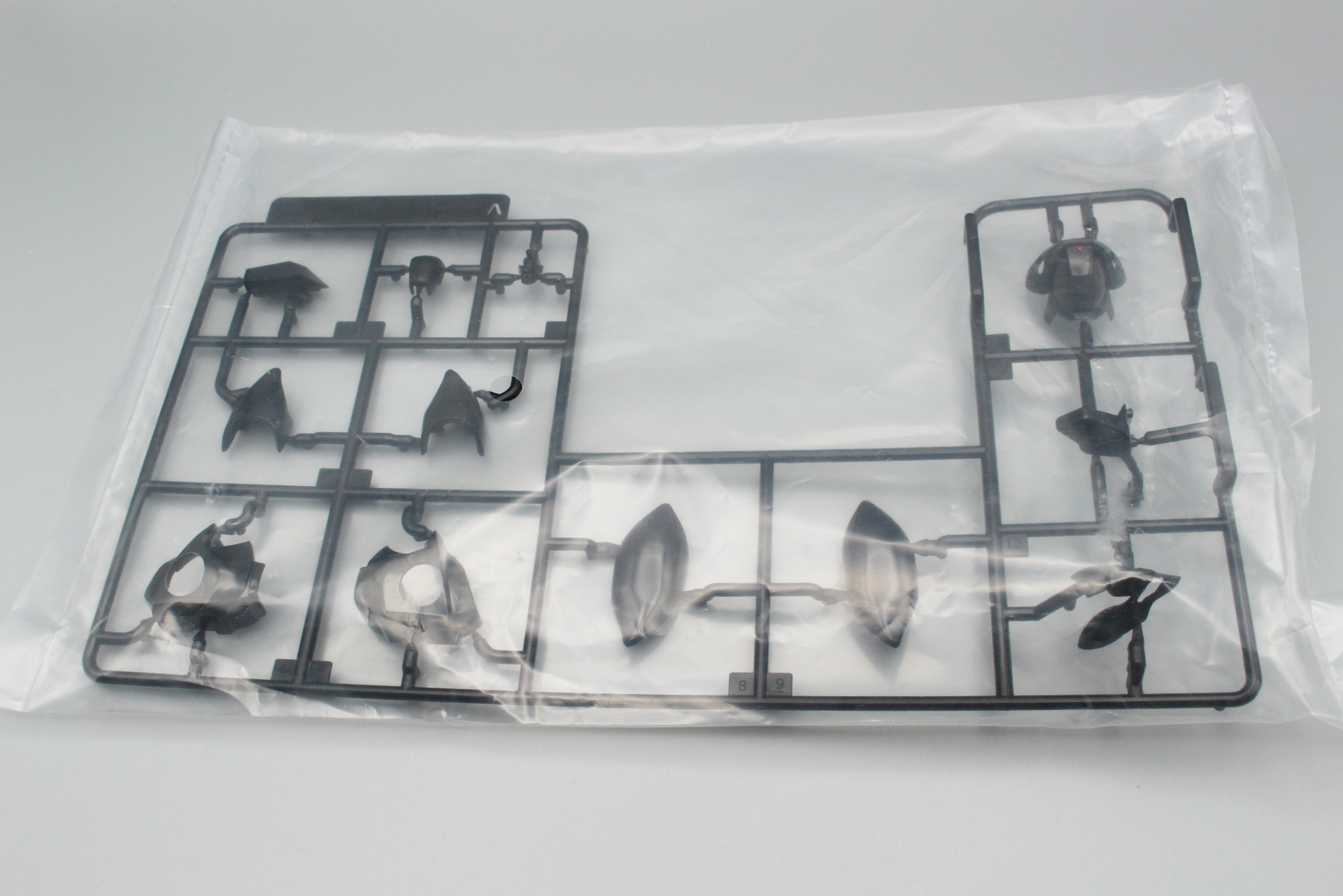 交換パーツは単体ではなくランナーAがまるごと送られてきたのはちょっと驚かされた。交換対応は2年間で、<a href="https://www.goodsmile.info/ja/post/5423/MODEROID+TYPE+J9%E3%82%B0%E3%83%AA%E3%83%95%E3%82%A9%E3%83%B3+MODEROID+TYPE+J9%E3%82%B0%E3%83%AA%E3%83%95%E3%82%A9%E3%83%B3+%E3%83%95%E3%83%A9%E3%82%A4%E3%83%88+%E3%82%A2%E3%82%AF%E3%82%A2%E3%83%A6%E3%83%8B%E3%83%83%E3%83%88%E3%82%BB%E3%83%83%E3%83%88+%E3%81%94%E8%B3%BC%E5%85%A5%E3%81%AE%E3%81%8A%E5%AE%A2%E6%A7%98%E3%81%B8%E3%81%AE%E3%81%8A%E8%A9%AB%E3%81%B3%E3%81%A8%E3%81%94%E6%A1%88%E5%86%85.html" class="n" target="_blank">公式サイト</a>で確認できる