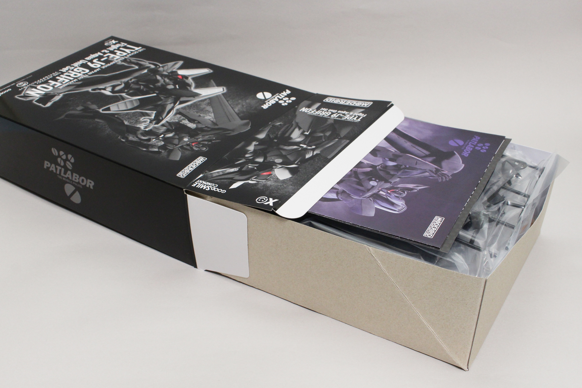 MODEROIDシリーズおなじみの内箱。説明書は通常版とともに、アクアユニットの説明書も付属する