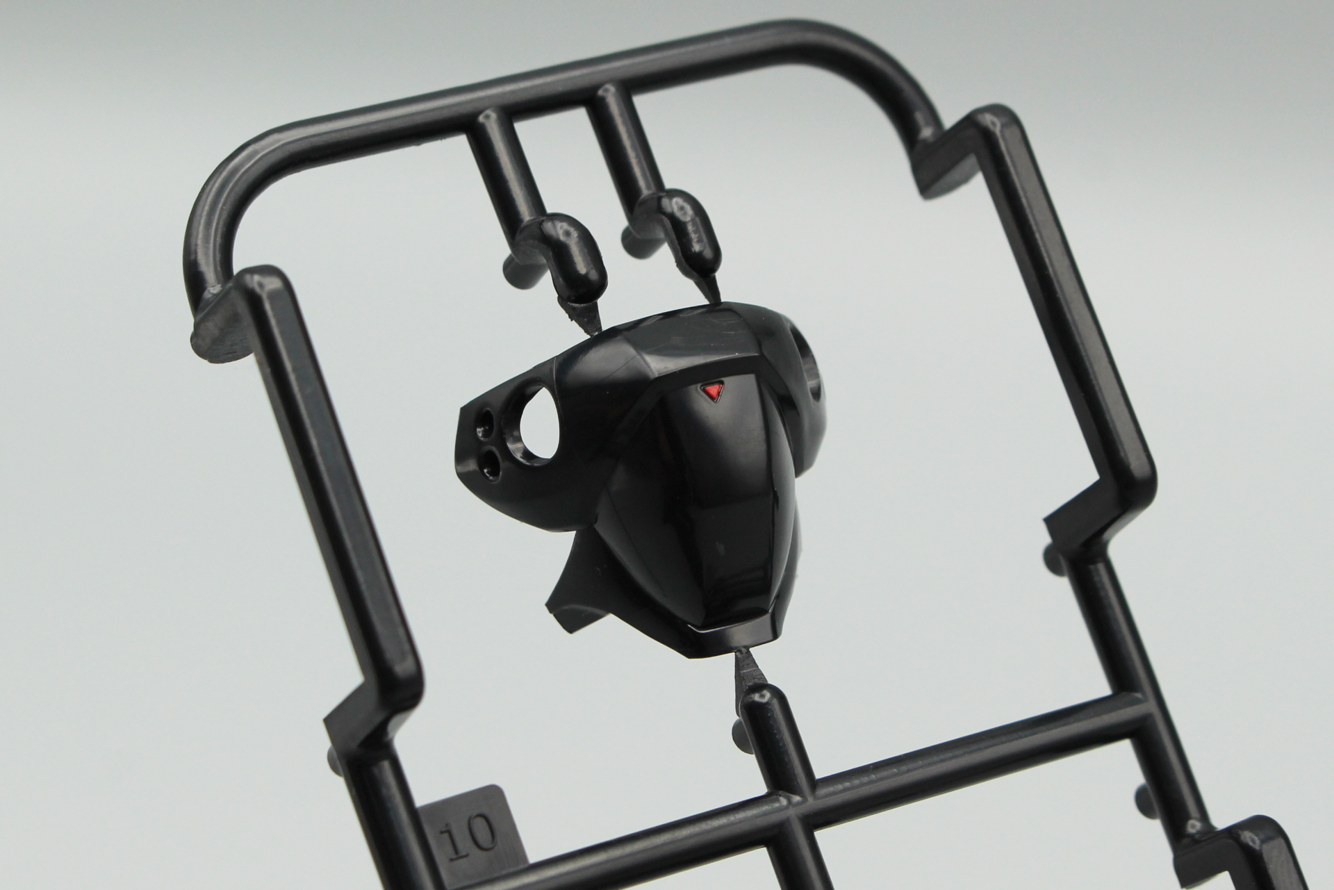 塗装済みパーツはこことバイザーの2カ所となるる