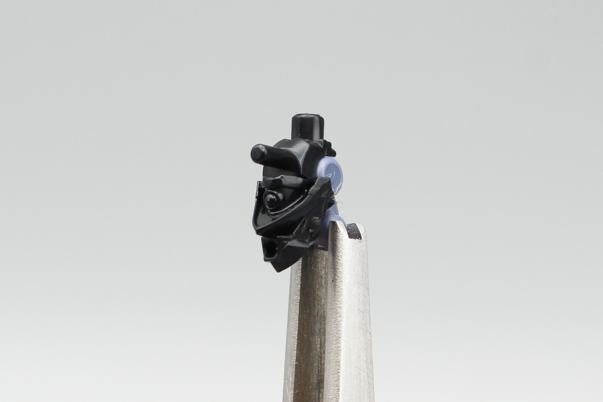 頭部内カメラと首のジョイントを接続。カメラ周囲をシルバーなどで塗装しておくと、バイザーのクリアレッドがもう少し映えるかもしれない