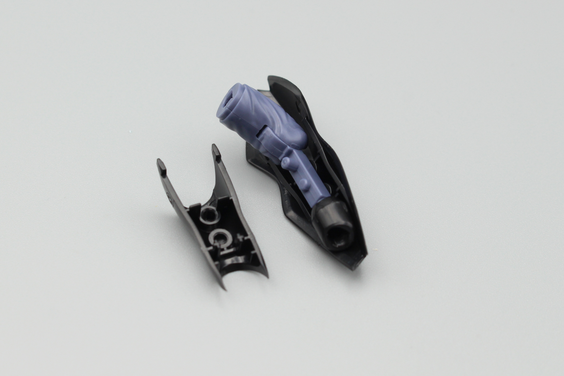 腕の組み立て。左右に合わせた上腕部が外れやすく、肩から抜けてしまうことがあるので、動かしたいなら合わせ目の接着を推奨