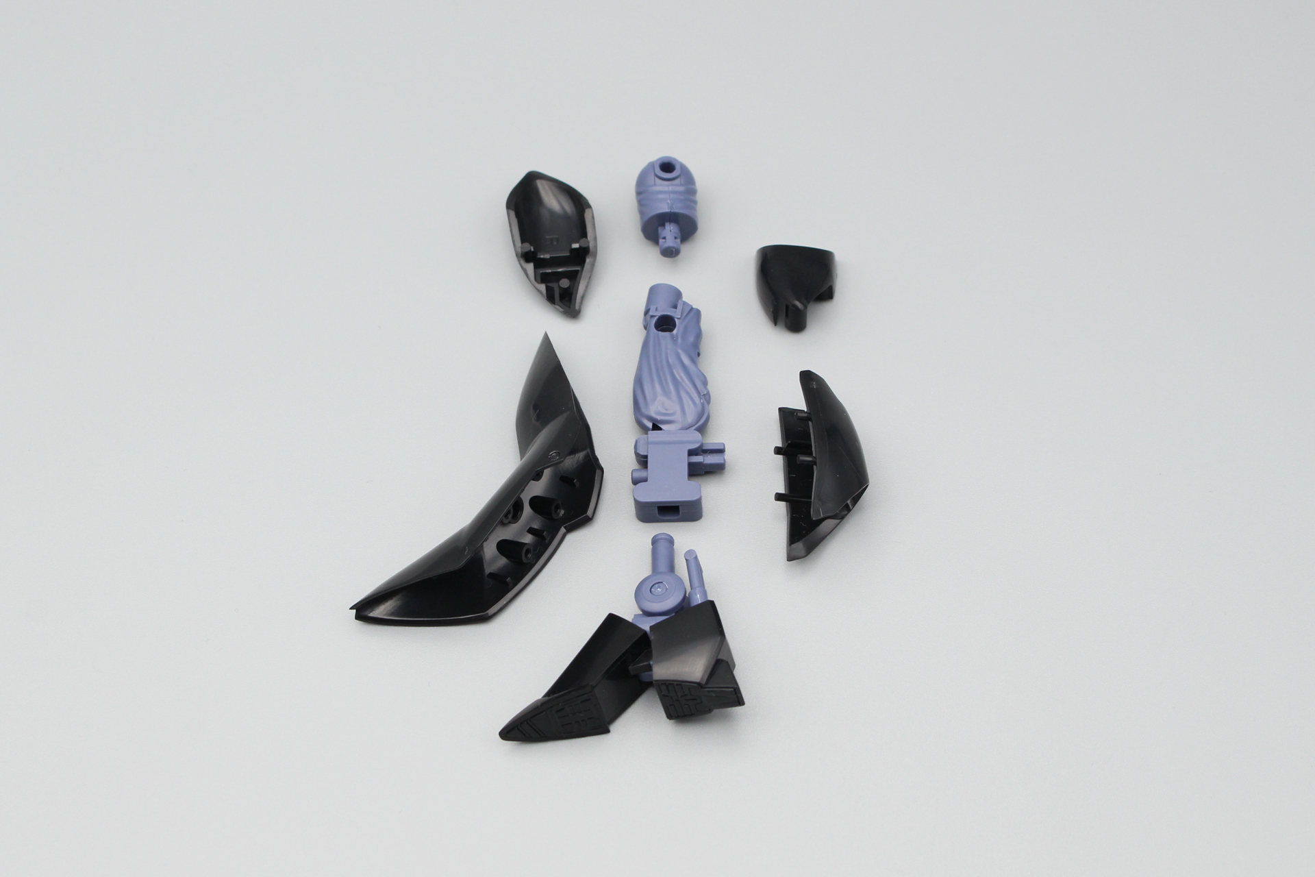 ヒザとスネの内部パーツに装甲を取り付けてそれぞれを接続する