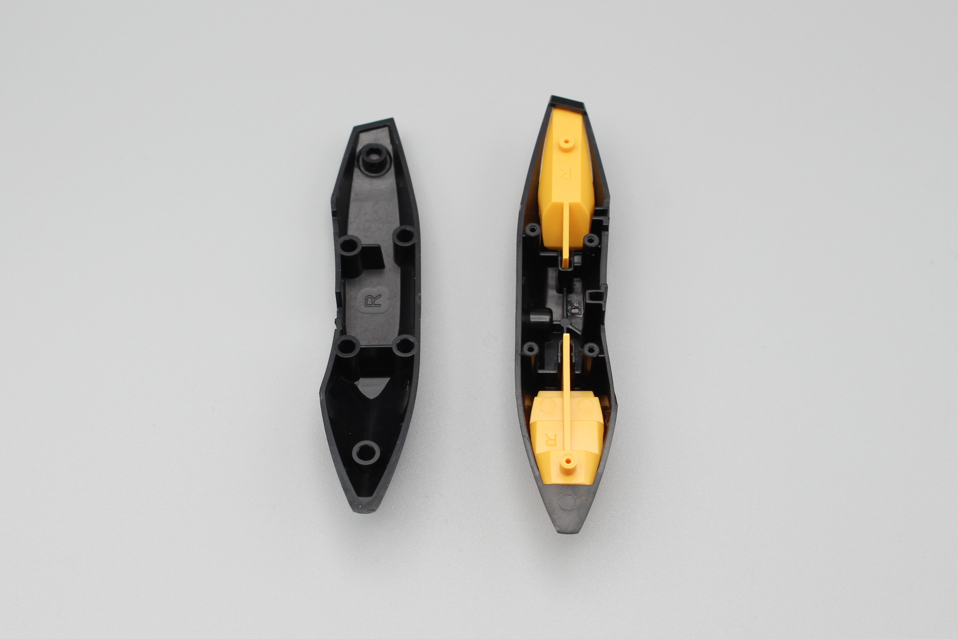 限定版のアクアユニットの組み立て。黄色のダクトは内側からパーツを取り付ける