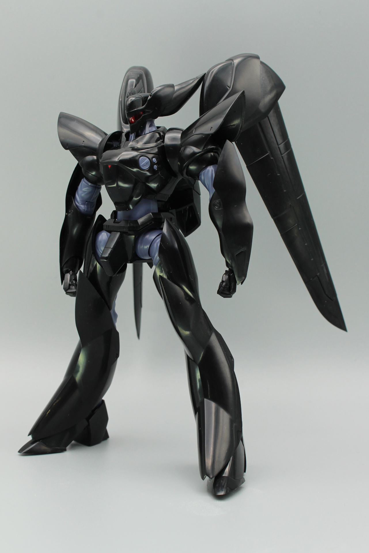 完成したグリフォンフライトユニット装備タイプ。黒光りする機体が美しい