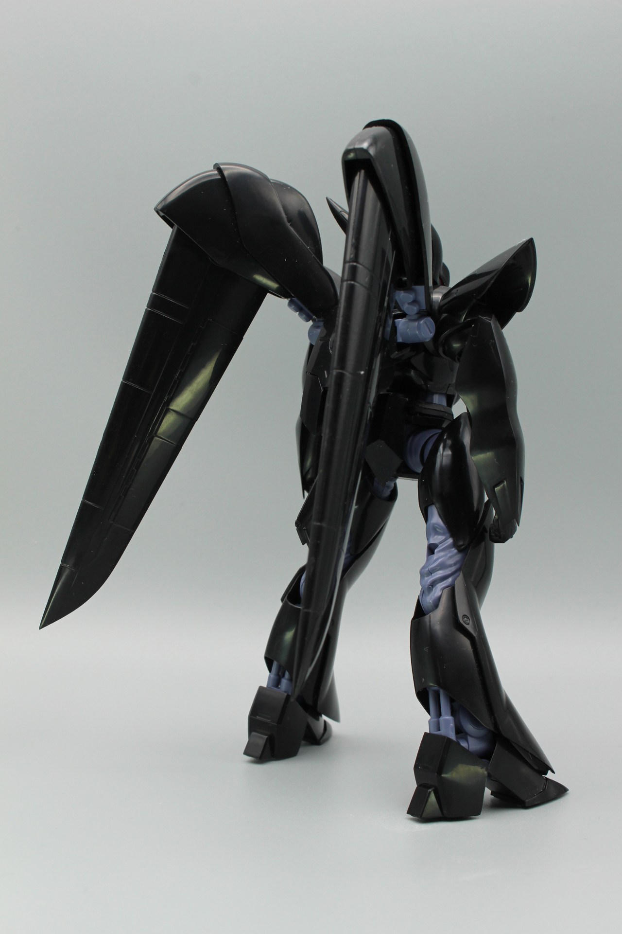 背面。スタンドなしで立たせるには、翼の位置などのバランス調整が必要だ